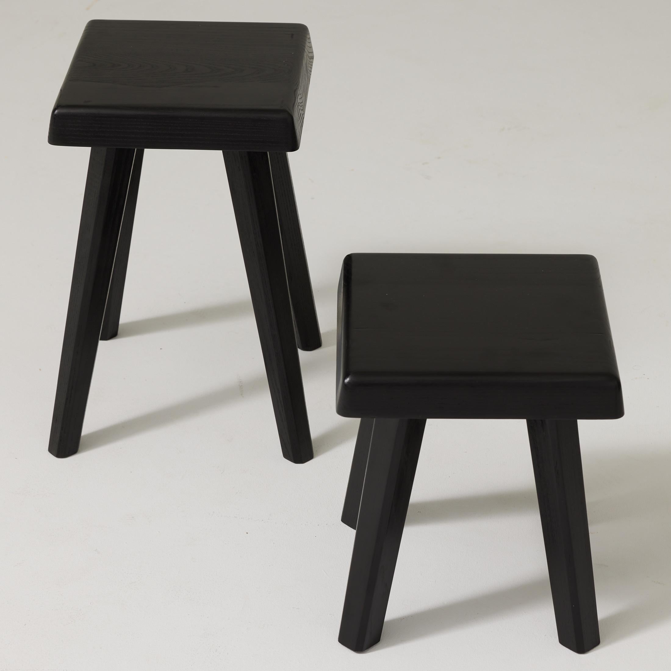 Francese Coppia di sgabelli Pierre Chapo Special Black Wood Edition in vendita