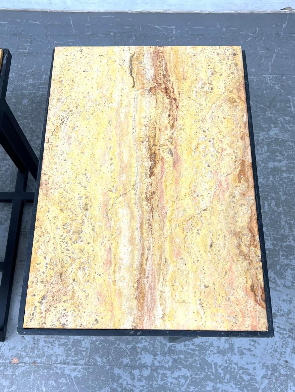 Pareja de mesas auxiliares modernistas de metal estilo Pierre Chareau con tapa de travertino en venta 4
