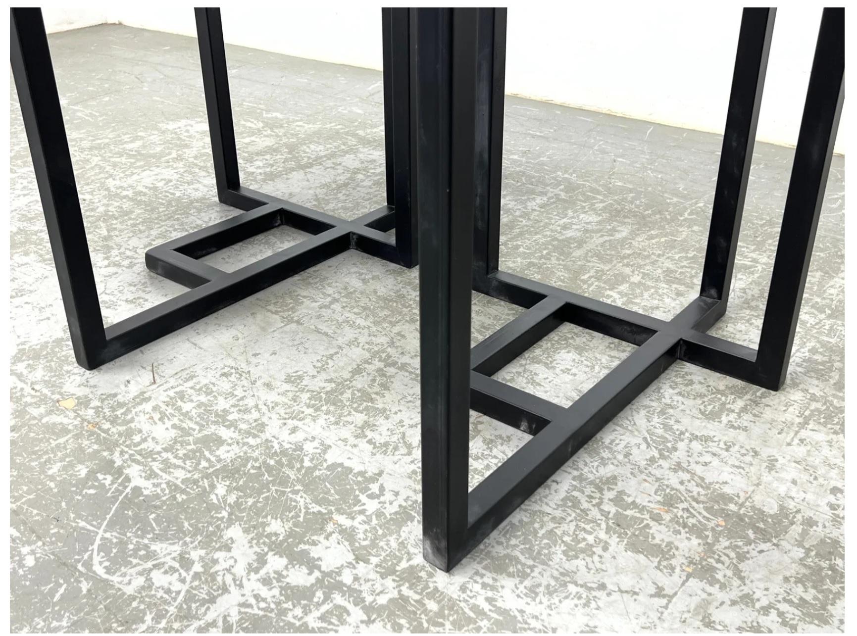 Pareja de mesas auxiliares modernistas de metal estilo Pierre Chareau con tapa de travertino en venta 6