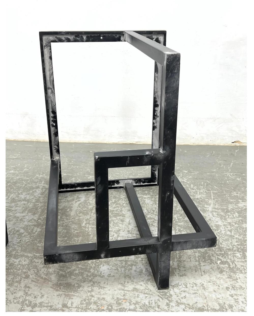 Pareja de mesas auxiliares modernistas de metal estilo Pierre Chareau con tapa de travertino en venta 7