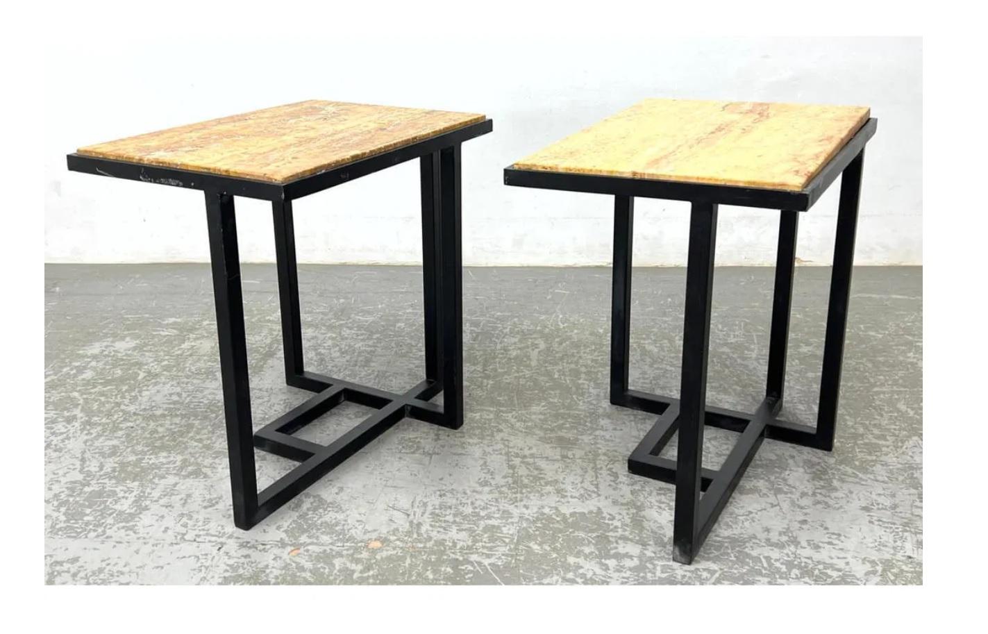 Pareja de mesas auxiliares modernistas de metal con tableros rectangulares de travertino. Al estilo de Pierre Chareau, las bases tienen marcos geométricos negros que crean interés y ligereza. Mediados del siglo XX. 