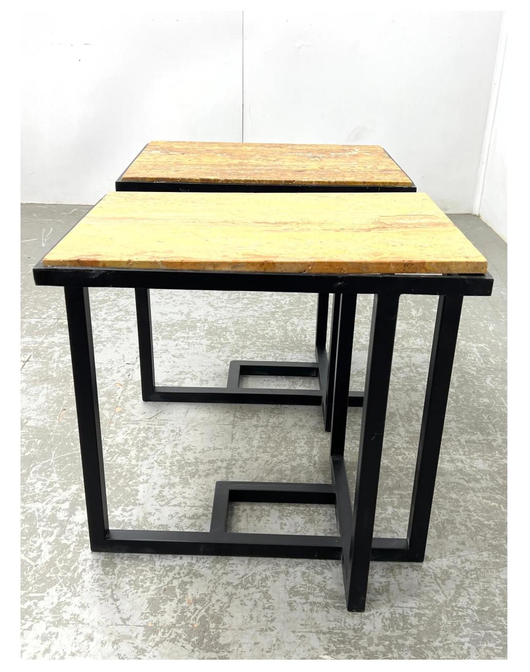 Pareja de mesas auxiliares modernistas de metal estilo Pierre Chareau con tapa de travertino Moderno en venta
