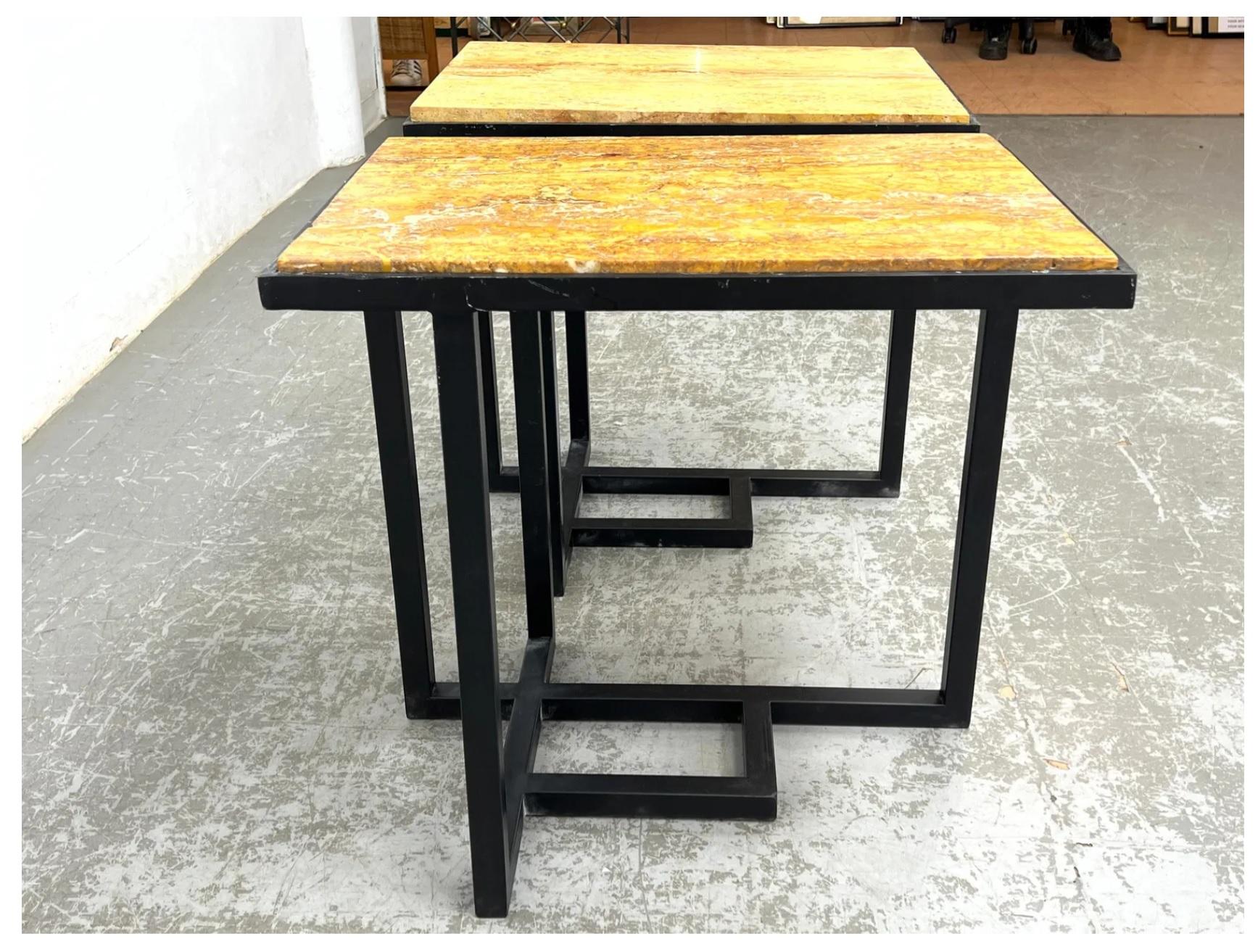 Pareja de mesas auxiliares modernistas de metal estilo Pierre Chareau con tapa de travertino en Bueno estado para la venta en Chicago, IL