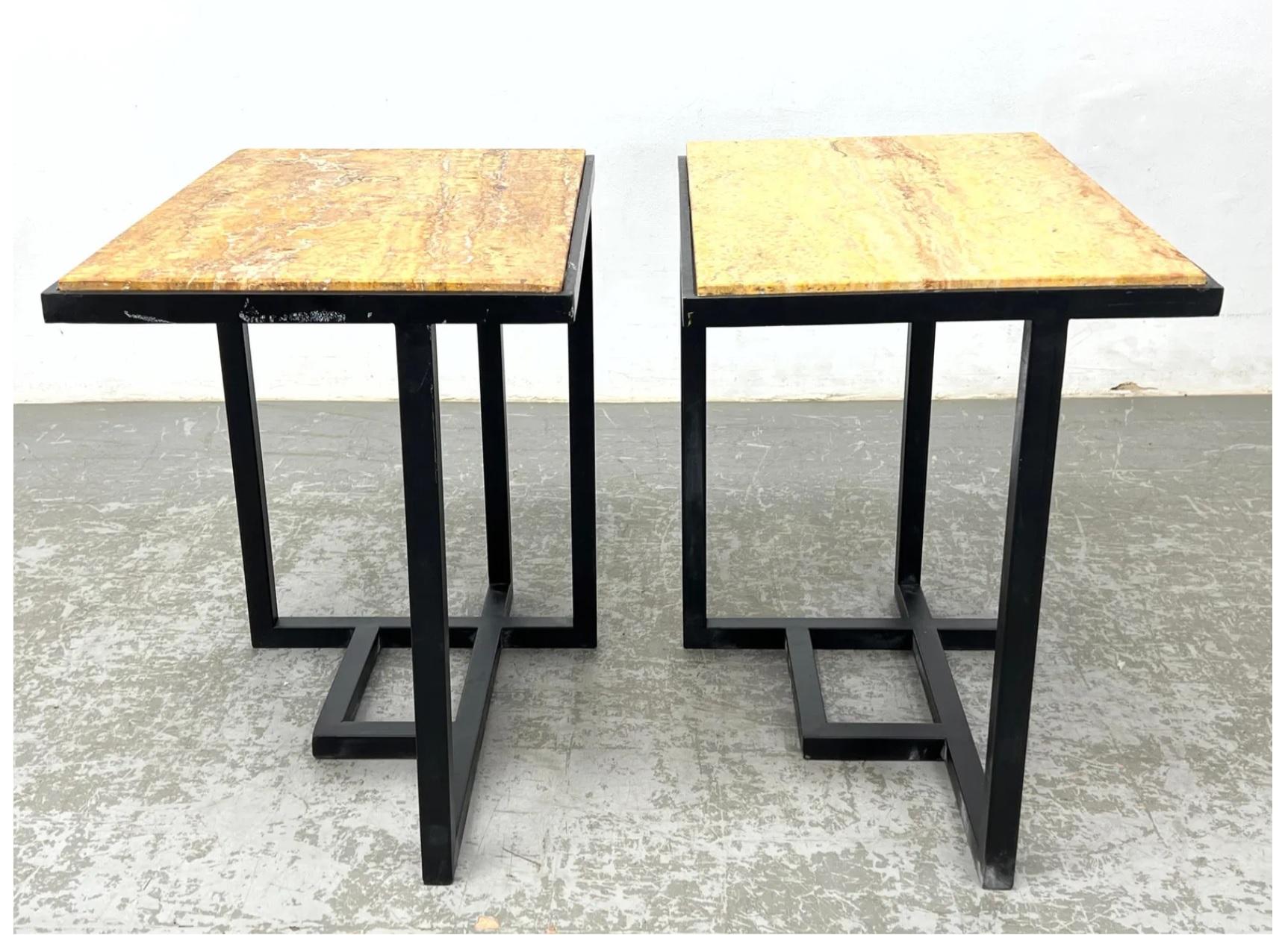 Pareja de mesas auxiliares modernistas de metal estilo Pierre Chareau con tapa de travertino siglo XX en venta