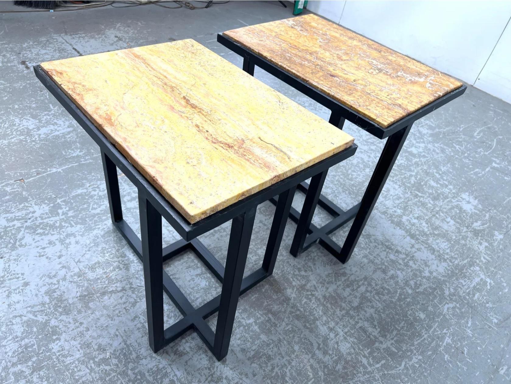 Pareja de mesas auxiliares modernistas de metal estilo Pierre Chareau con tapa de travertino Metal en venta
