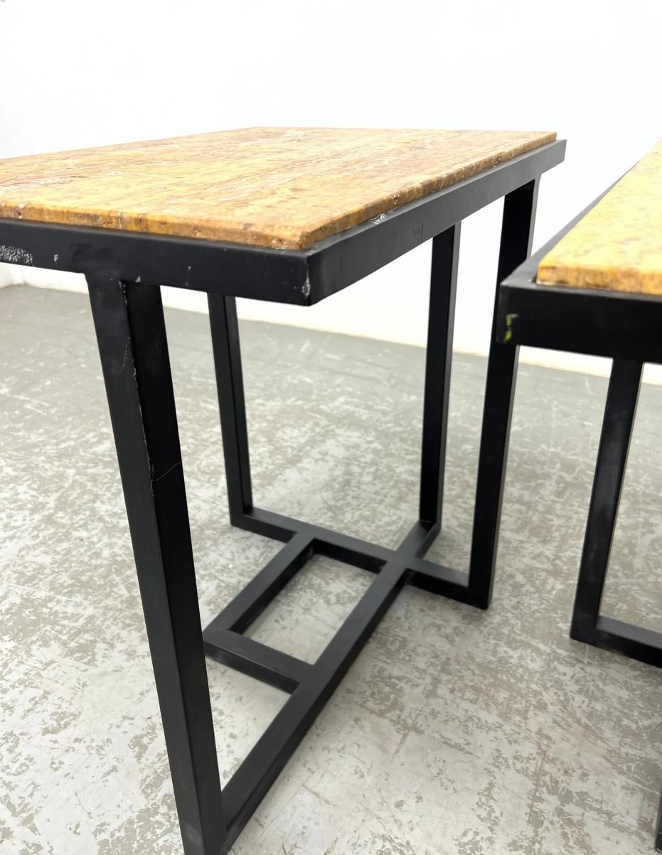Pareja de mesas auxiliares modernistas de metal estilo Pierre Chareau con tapa de travertino en venta 2