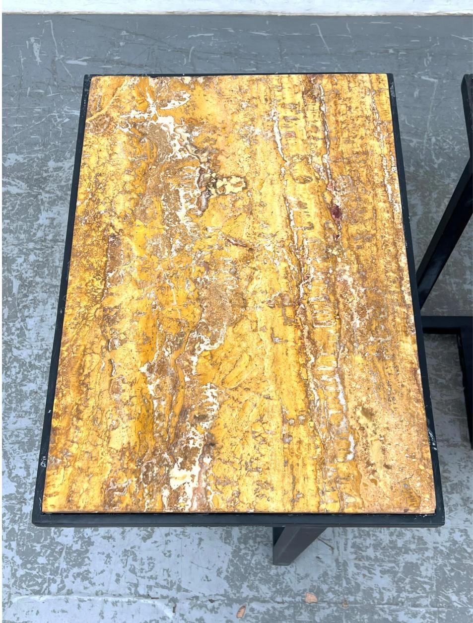 Pareja de mesas auxiliares modernistas de metal estilo Pierre Chareau con tapa de travertino en venta 3