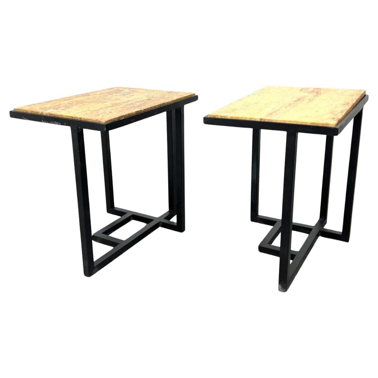 Pareja de mesas auxiliares modernistas de metal estilo Pierre Chareau con tapa de travertino en venta