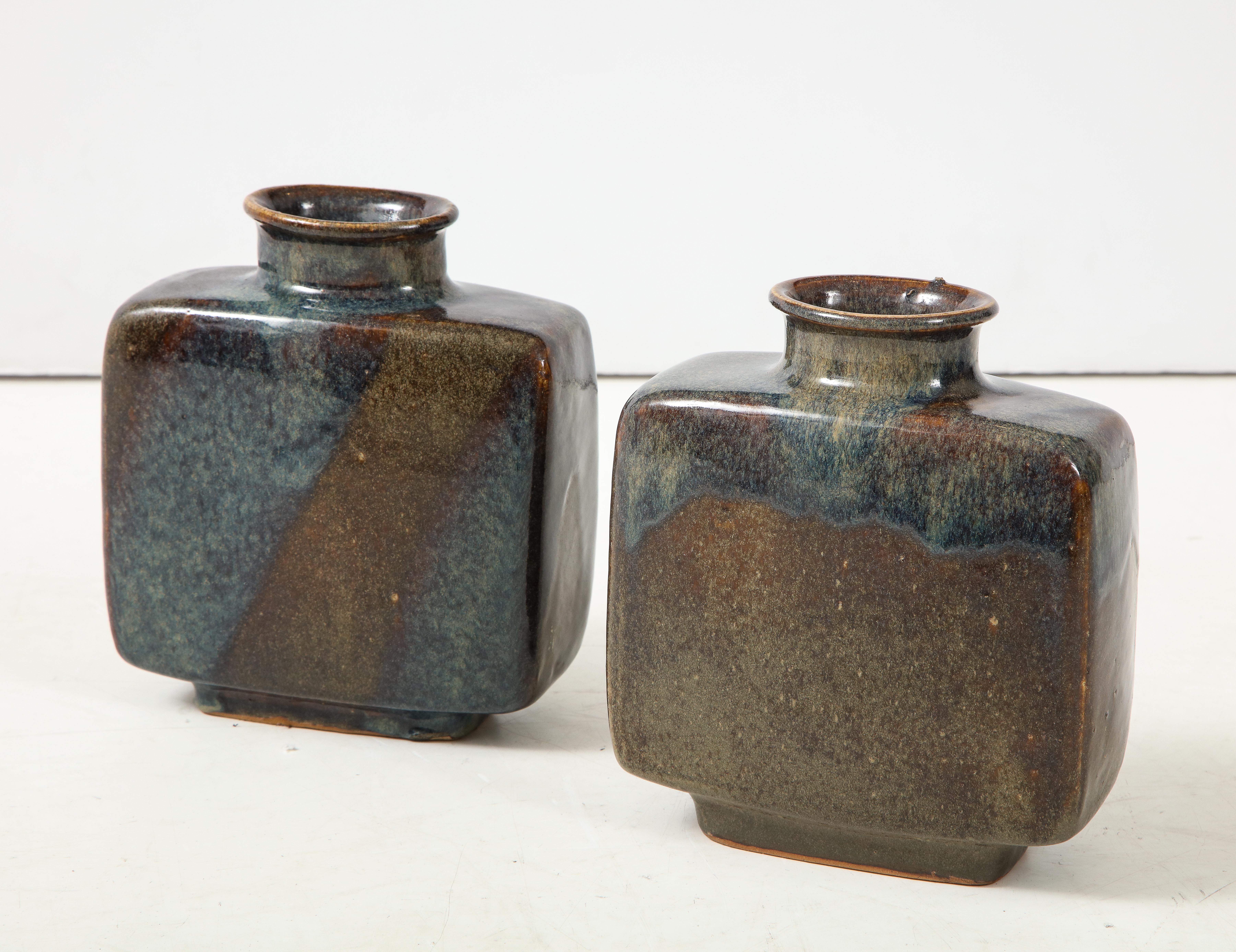 Pierre Culot:: (1938-2011):: Belgique
Paire de vases en faïence:: vers 1975-1983:: signée
Mesures : H 8.25:: L 7.5:: P 3.5 in.