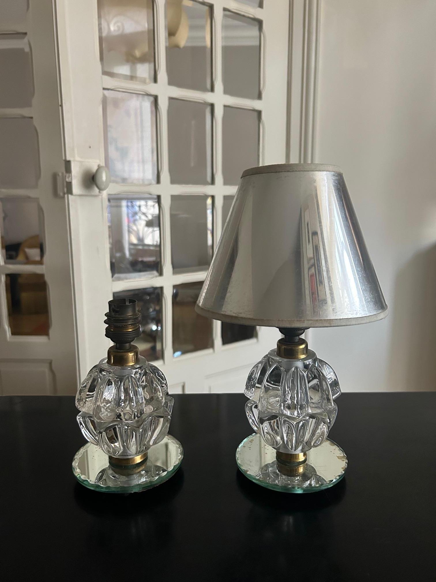 Paire de lampes de table en cristal des années 1950
Les lampes sont constituées de deux coupes en forme d'étoiles renversées, un modèle bien connu de Pierre D'Avesn.