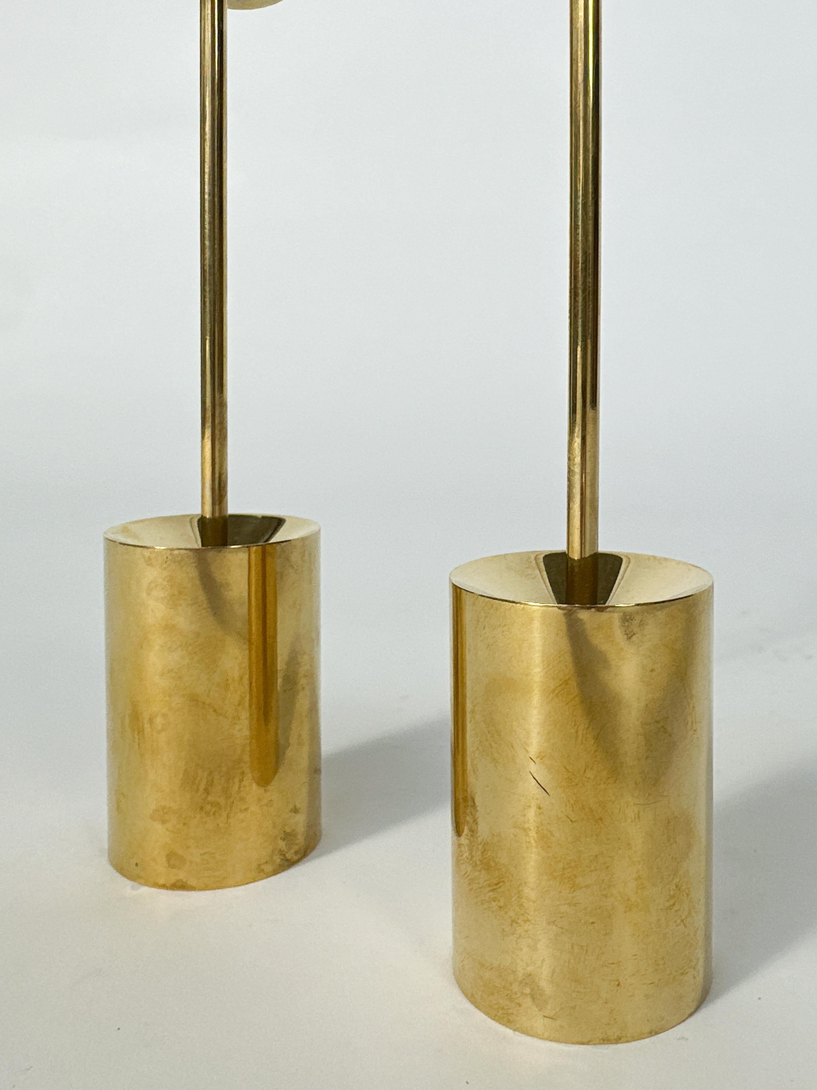 Coppia di portacandele in ottone Pierre Forsell Aniara Skultuna Svezia 1960s in vendita 3