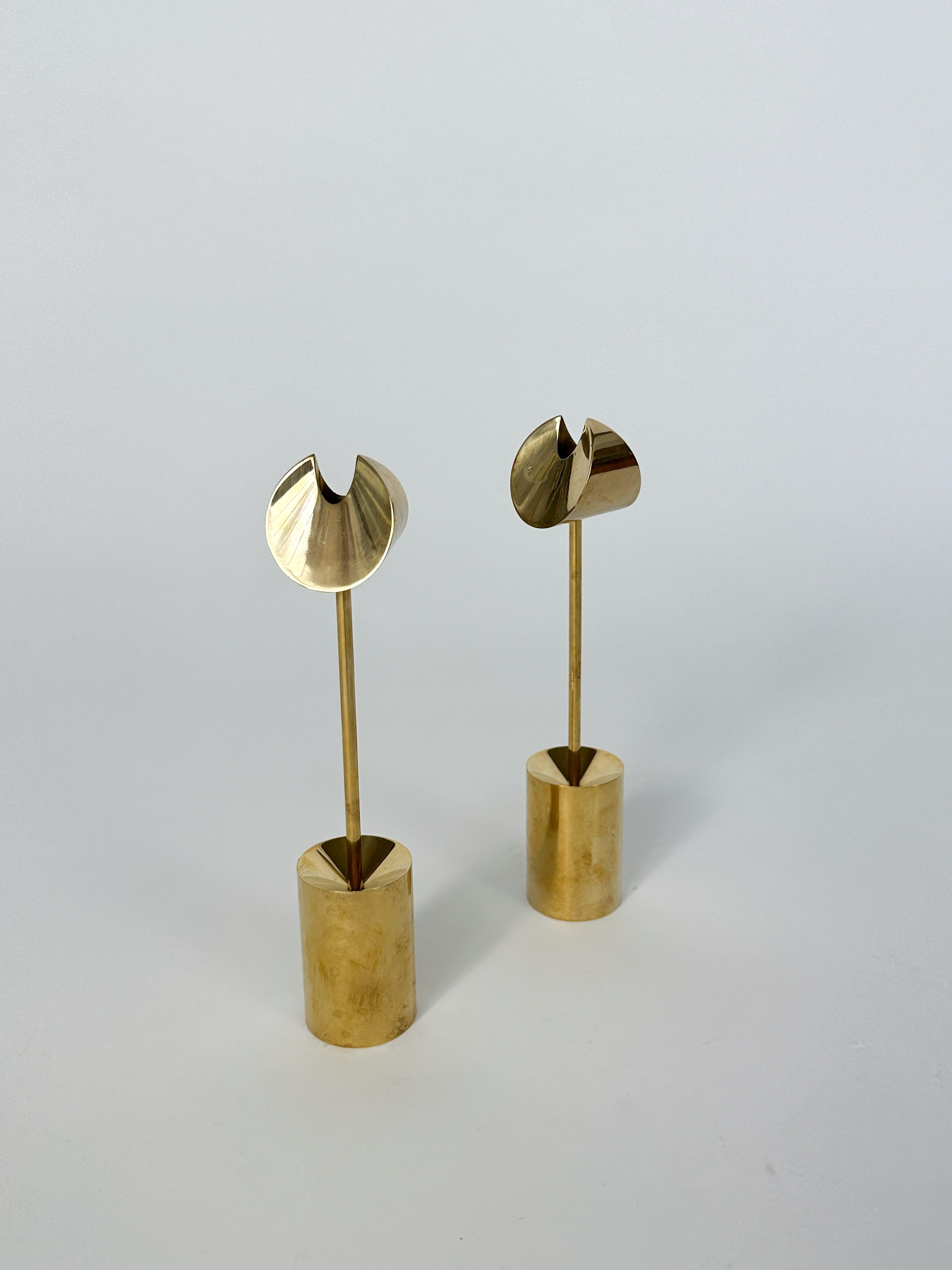 Mid-Century moderno Coppia di portacandele in ottone Pierre Forsell Aniara Skultuna Svezia 1960s in vendita