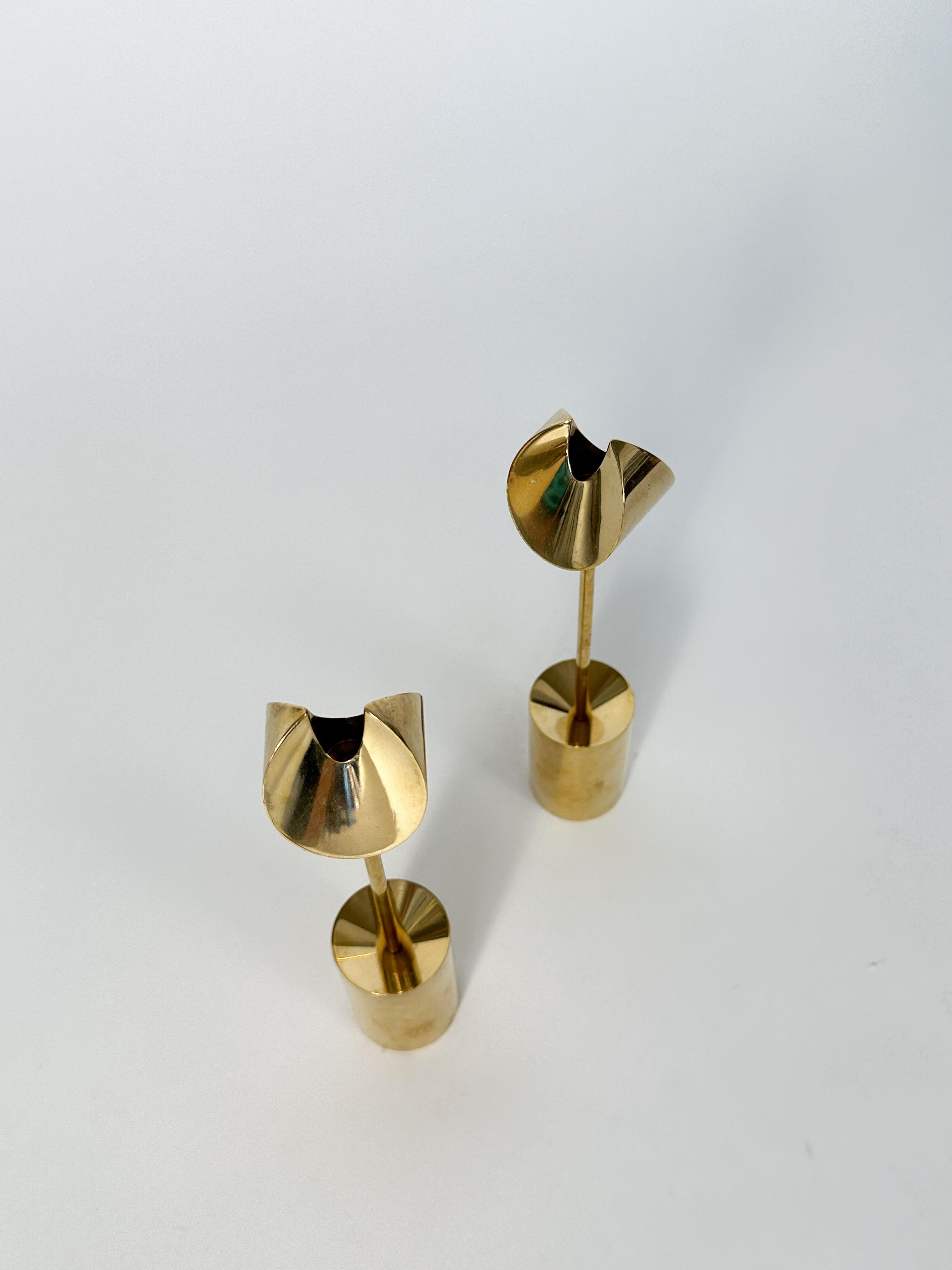 Svedese Coppia di portacandele in ottone Pierre Forsell Aniara Skultuna Svezia 1960s in vendita