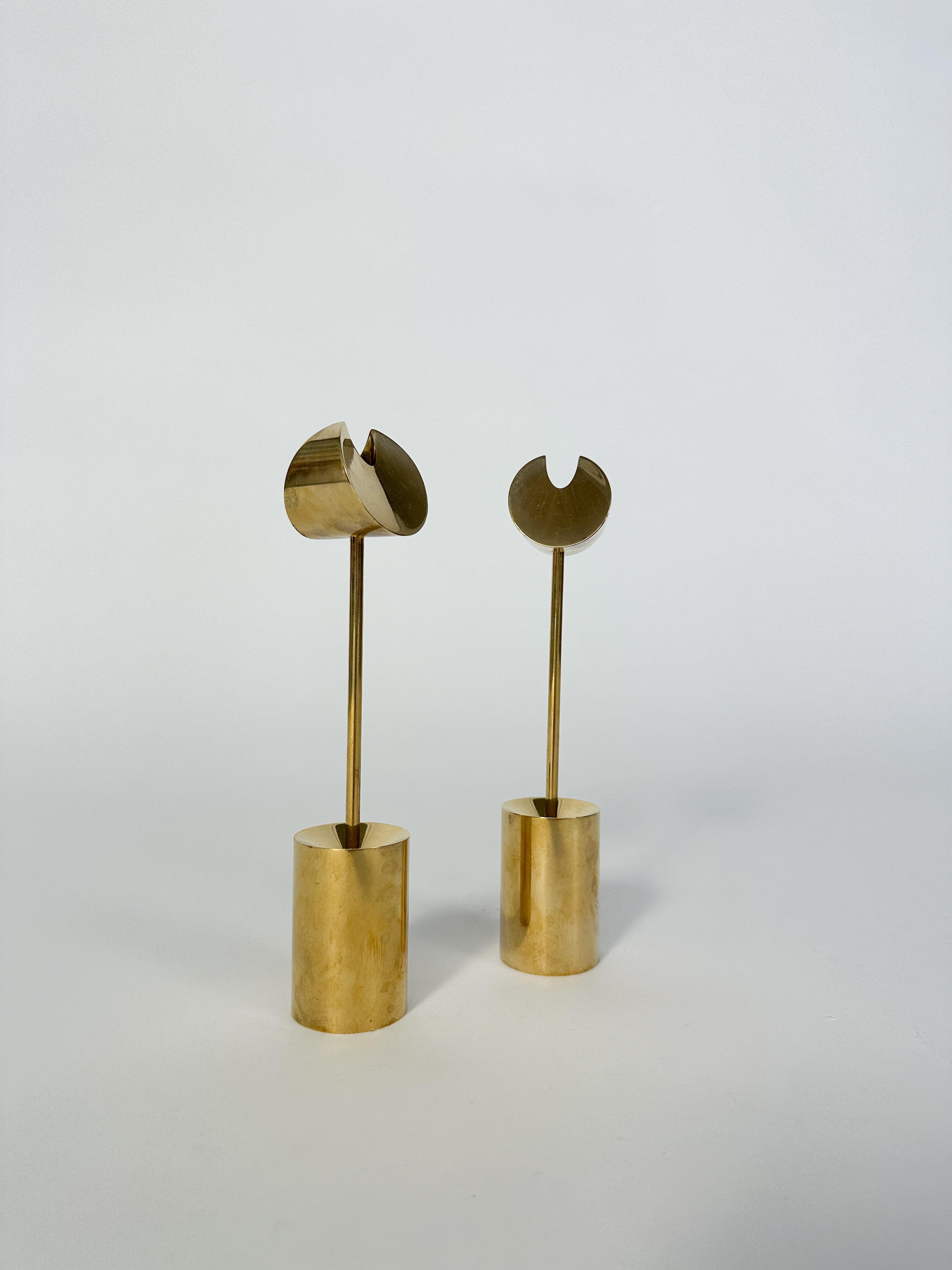 Fatto a mano Coppia di portacandele in ottone Pierre Forsell Aniara Skultuna Svezia 1960s in vendita