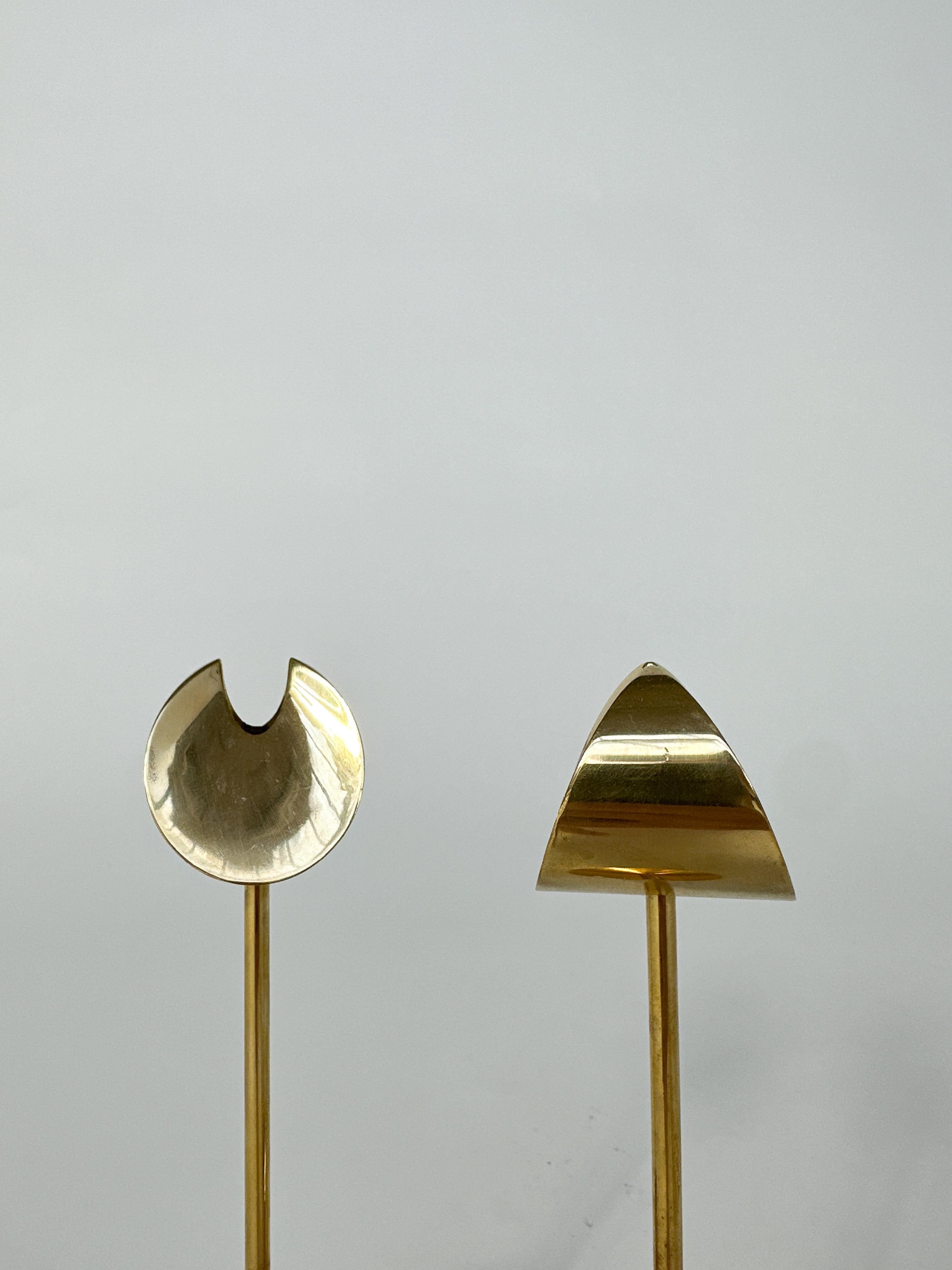Coppia di portacandele in ottone Pierre Forsell Aniara Skultuna Svezia 1960s In condizioni buone in vendita a Basel, BS