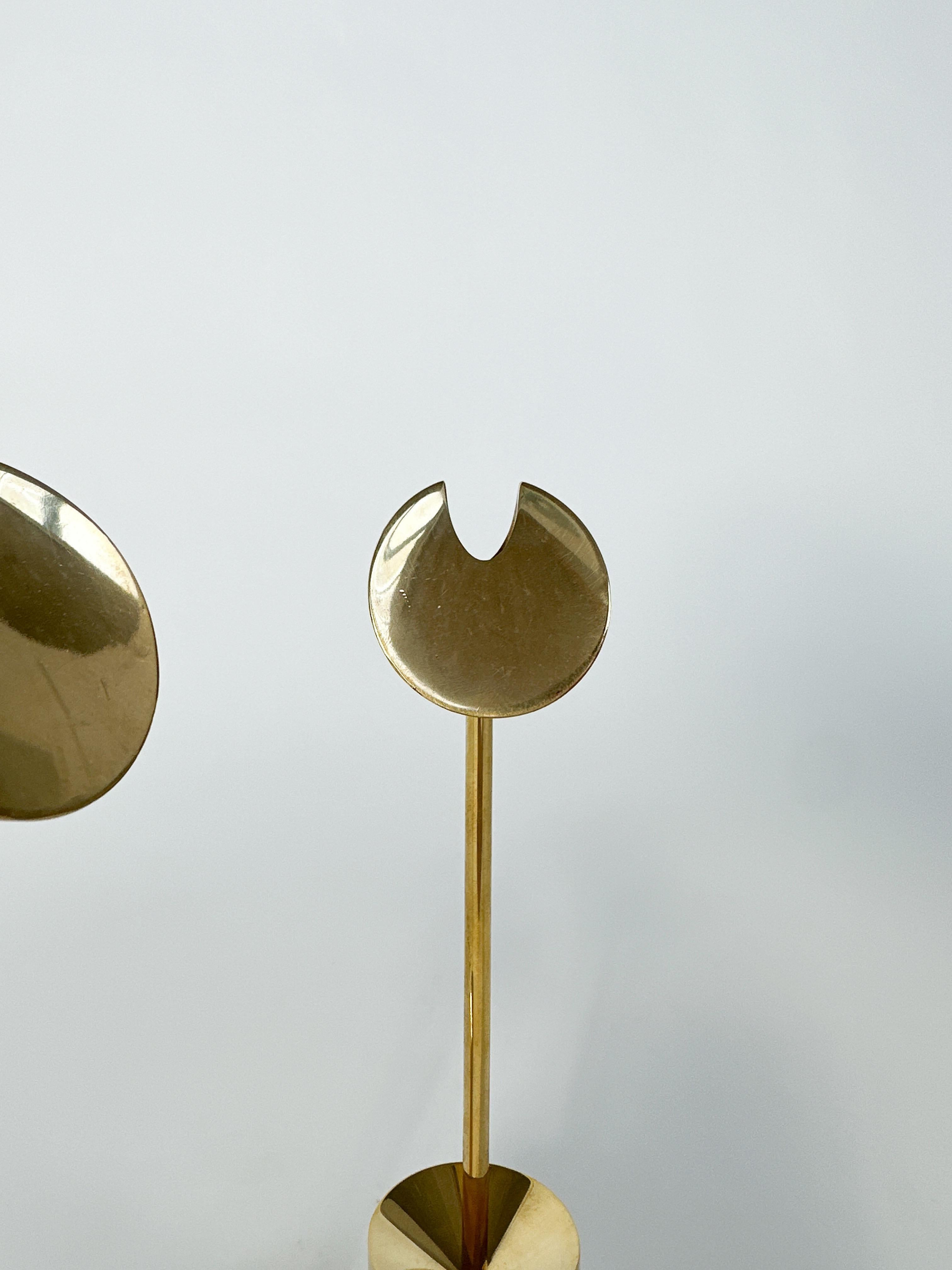 Metà XX secolo Coppia di portacandele in ottone Pierre Forsell Aniara Skultuna Svezia 1960s in vendita