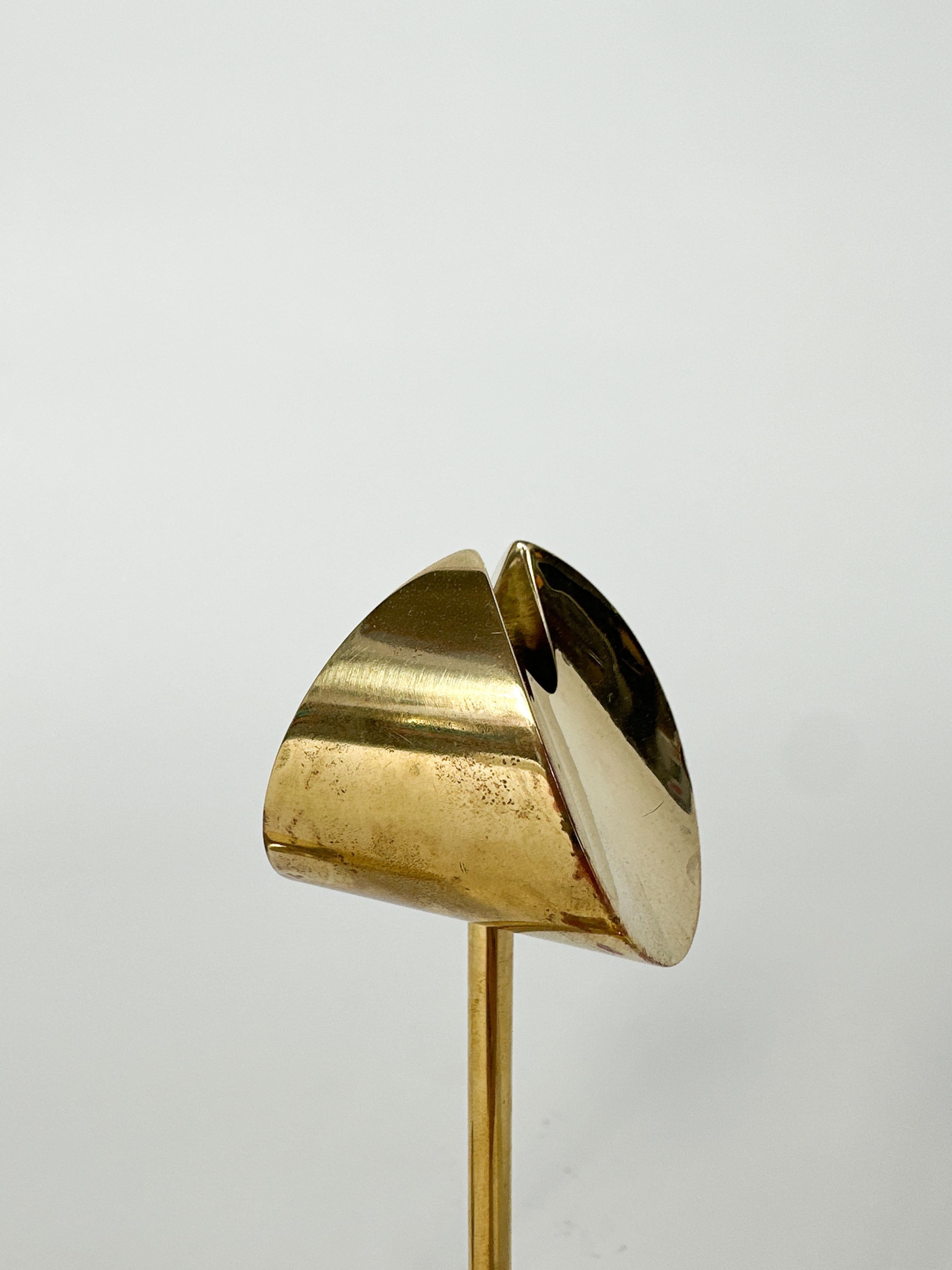 Ottone Coppia di portacandele in ottone Pierre Forsell Aniara Skultuna Svezia 1960s in vendita