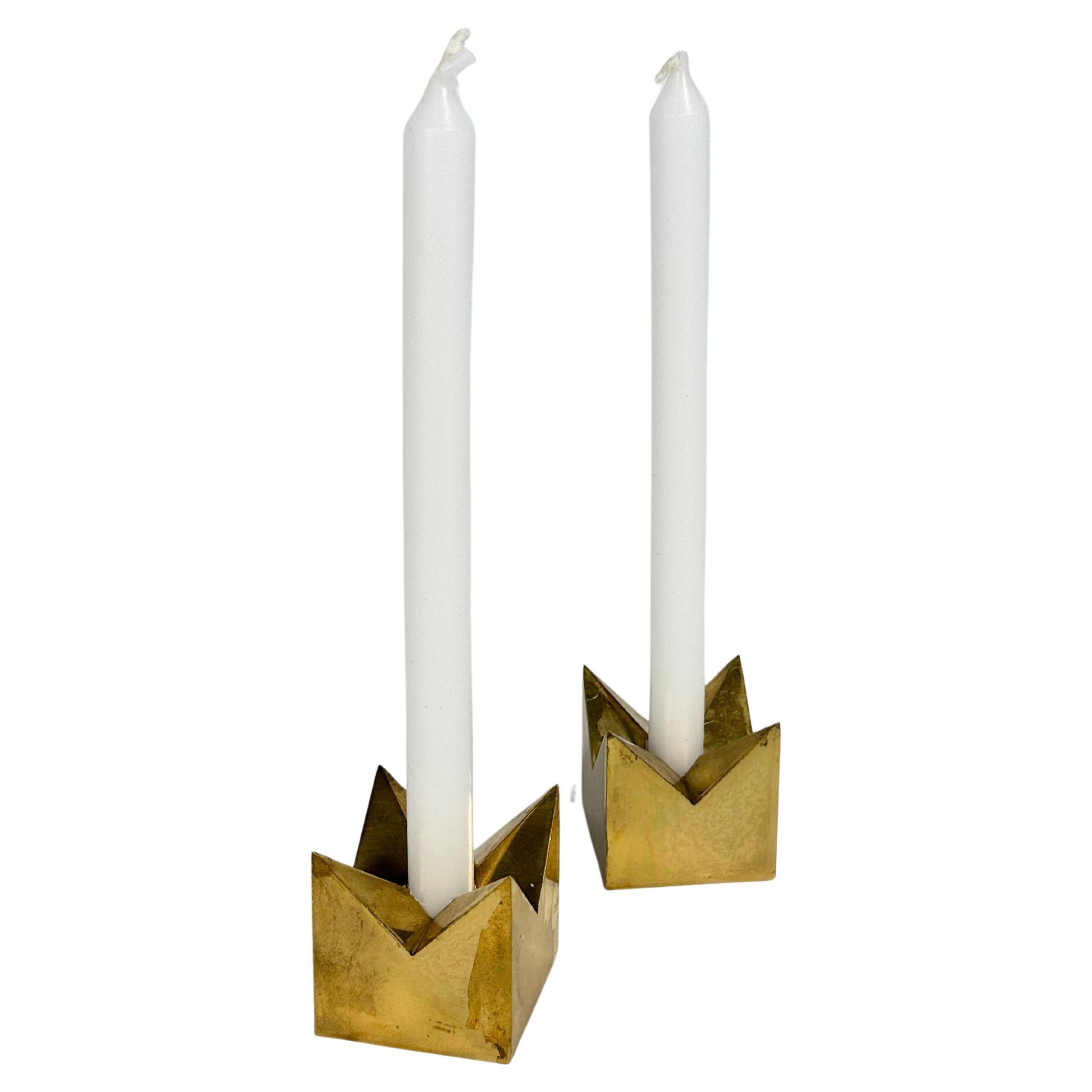 Pair of crown candle holders by Swedish silversmith Pierre Forsell for Skultuna in the 1970s. 

Heavy quality, made of solid brass with a lacquered finish, partly worn off with a nice patina. 

Size: 4 cm x 4 cm x 4 cm
For thin candles with a