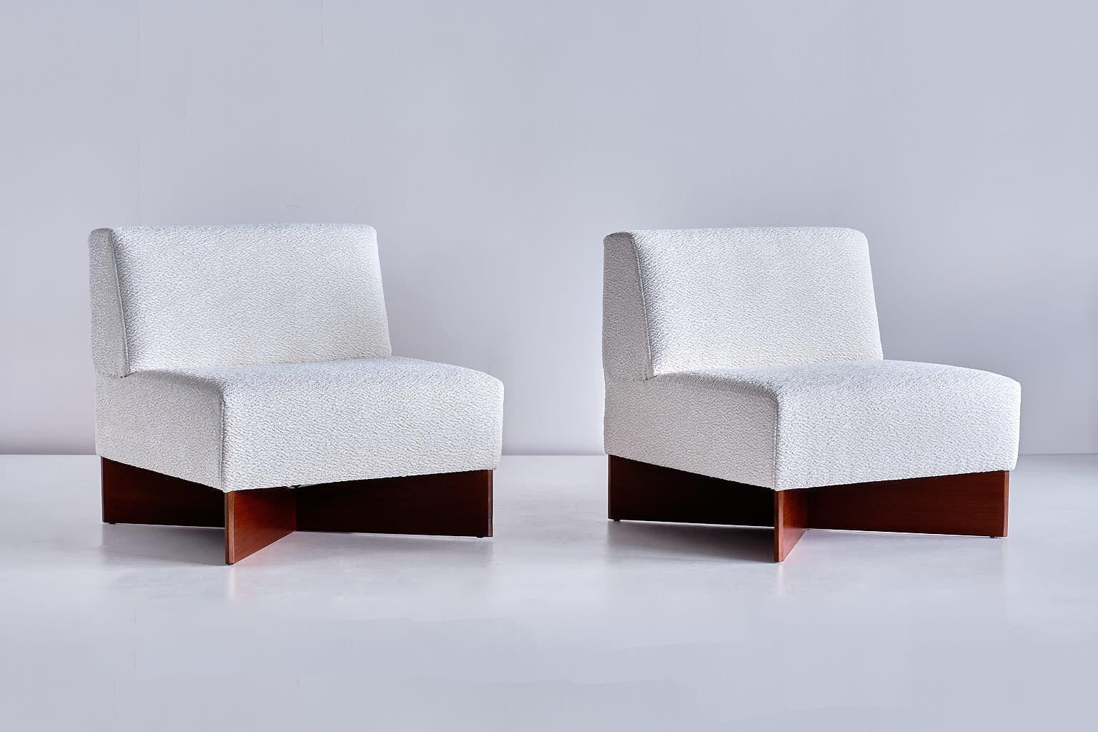 Ce modèle de chaise longue connu sous le nom de CA-21 ou Capitole a été conçu par Pierre Guariche et produit par Les Huchers-Minvielle au début des années 1960. Les pieds en teck en forme de X et les formes géométriques confèrent aux chaises un