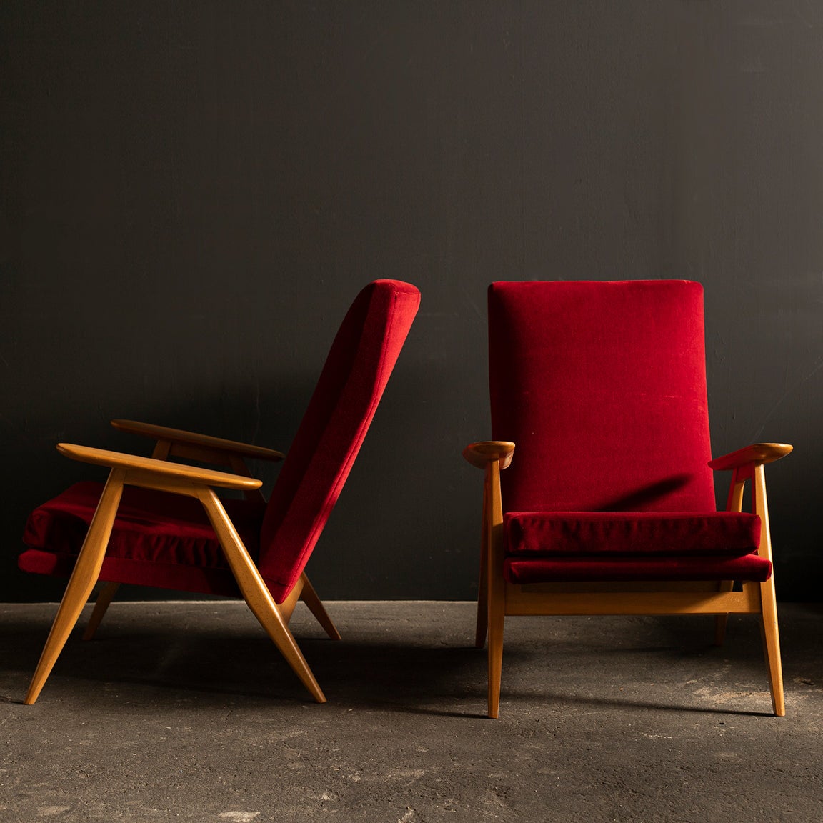 Excellente paire de fauteuils SK640 du designer français Pierre Guariche pour Steiner. Vers les années 1950.
Bois de frêne massif et revêtement en velours rouge.
  