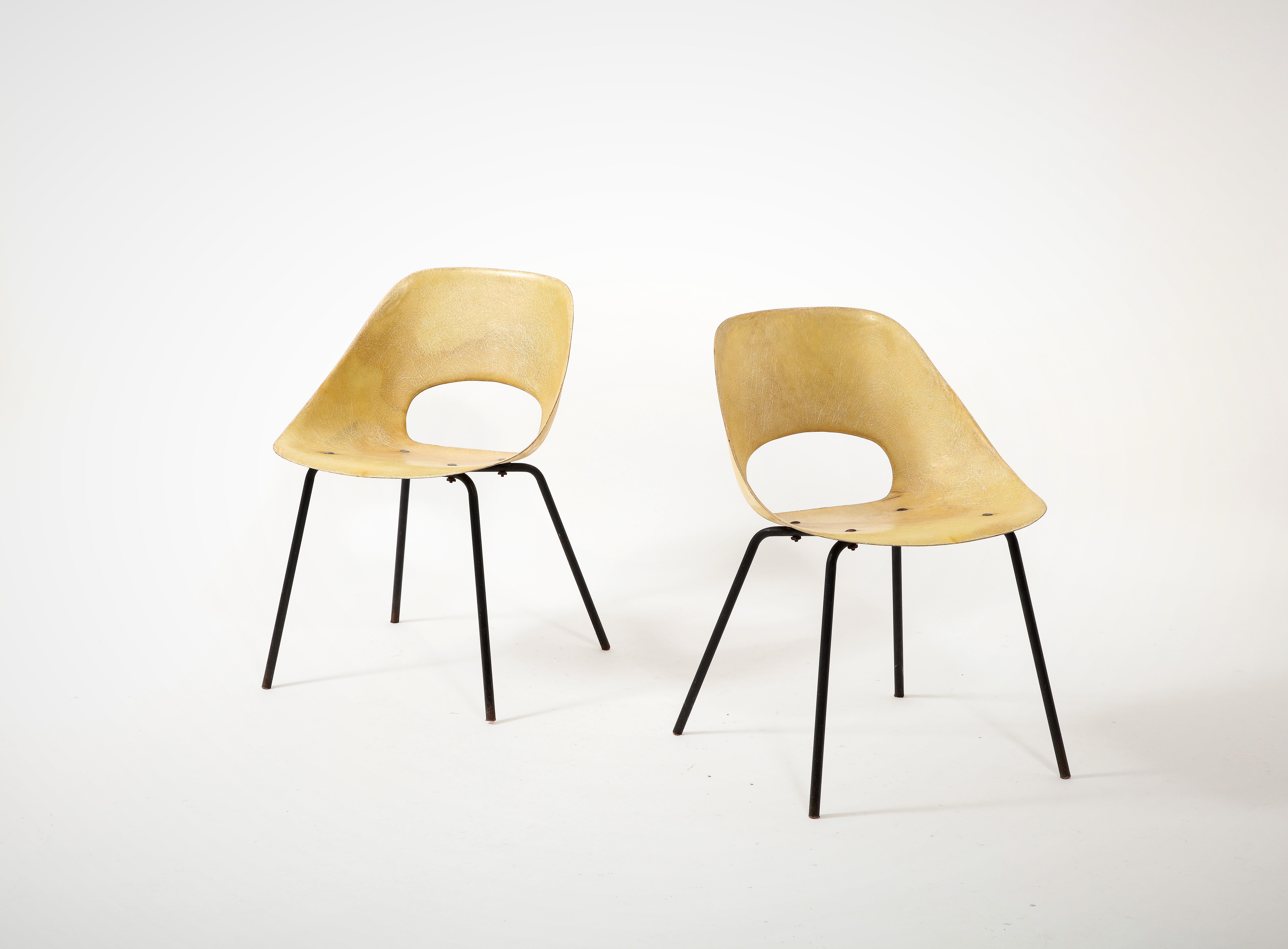Paire de chaises d'appoint Pierre Guariche en fibre de verre jaune par Steiner, France, années 1950 en vente 2
