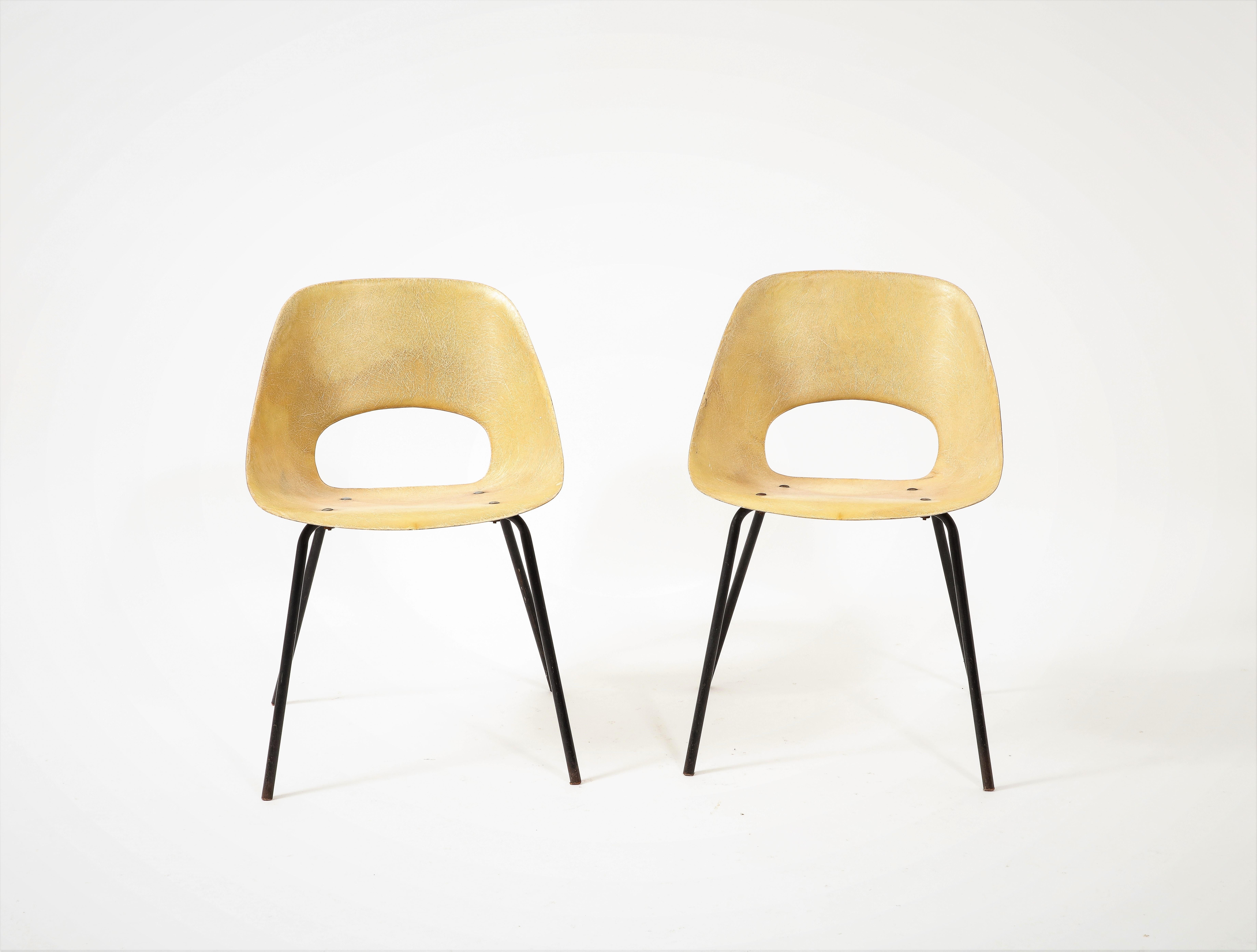 Mid-Century Modern Paire de chaises d'appoint Pierre Guariche en fibre de verre jaune par Steiner, France, années 1950 en vente