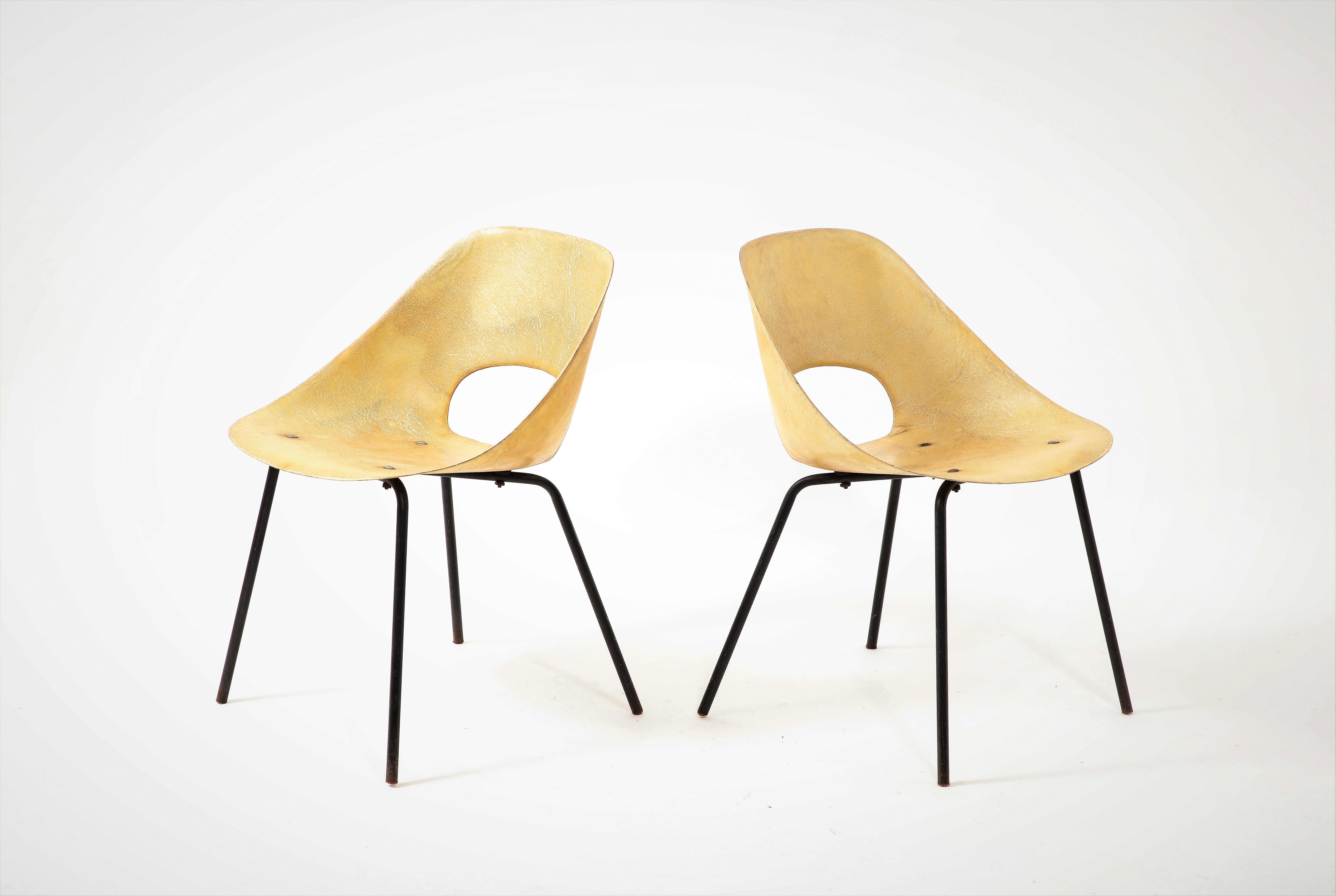 Français Paire de chaises d'appoint Pierre Guariche en fibre de verre jaune par Steiner, France, années 1950 en vente