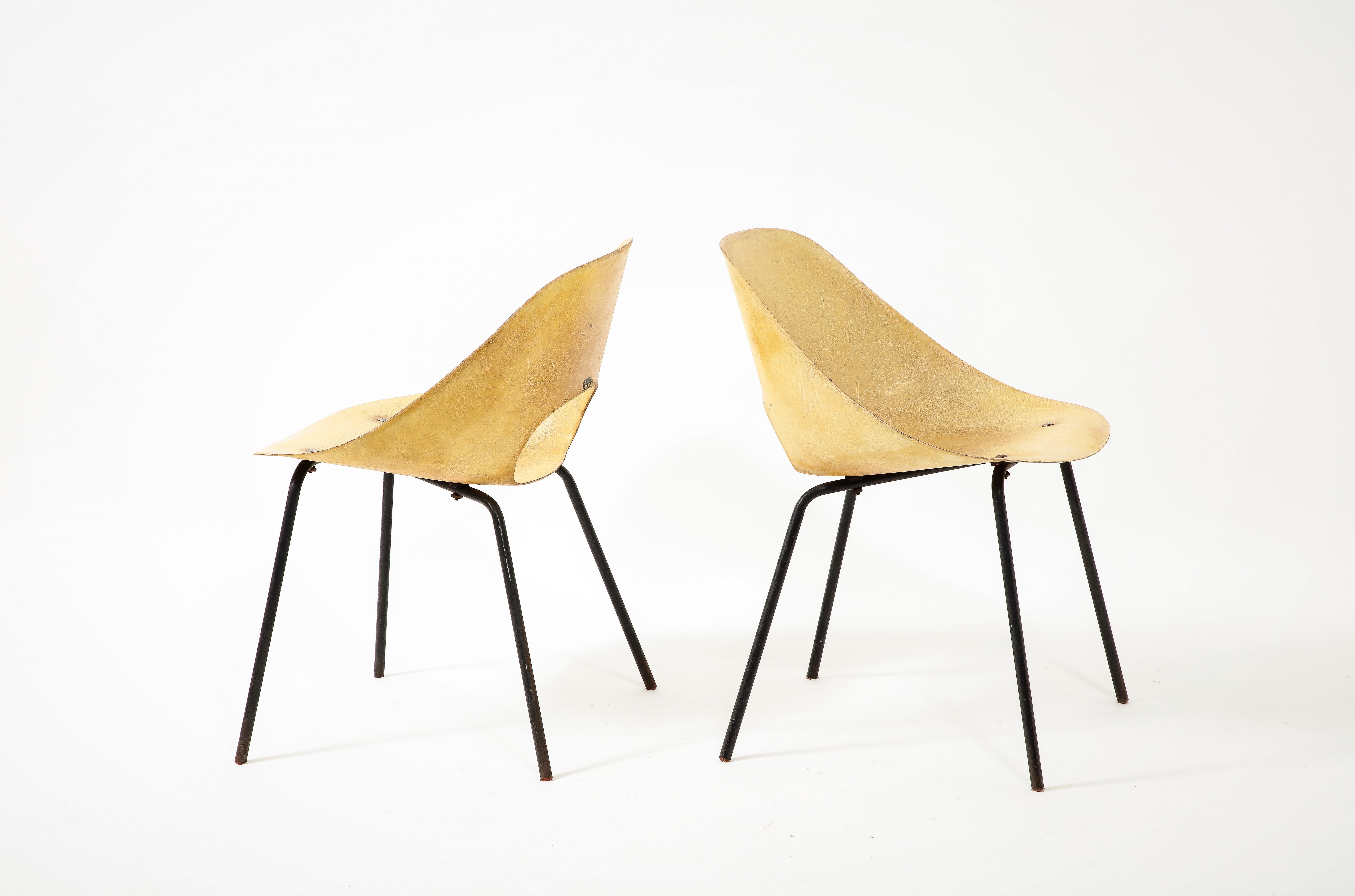 Milieu du XXe siècle Paire de chaises d'appoint Pierre Guariche en fibre de verre jaune par Steiner, France, années 1950 en vente