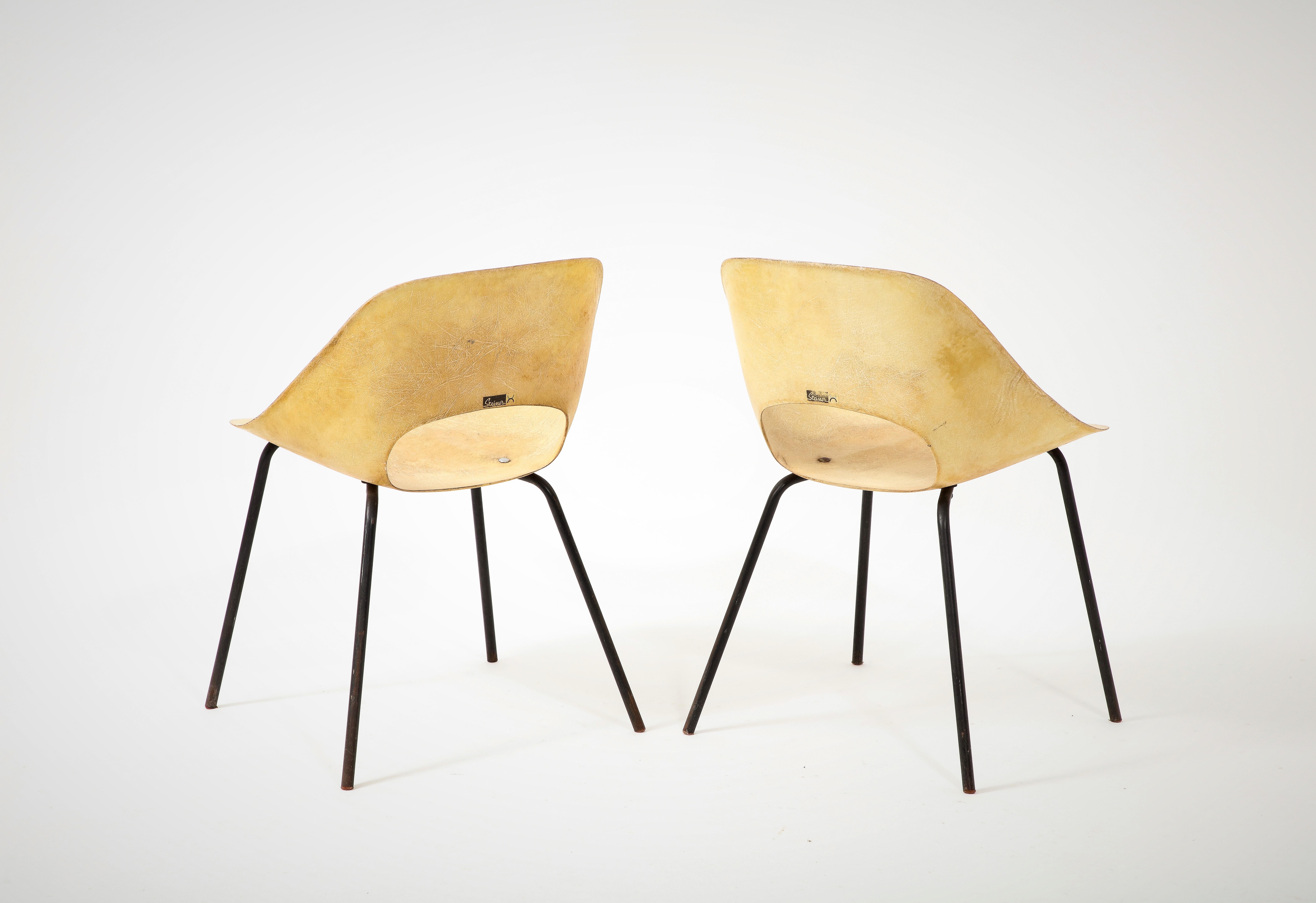 Acier Paire de chaises d'appoint Pierre Guariche en fibre de verre jaune par Steiner, France, années 1950 en vente