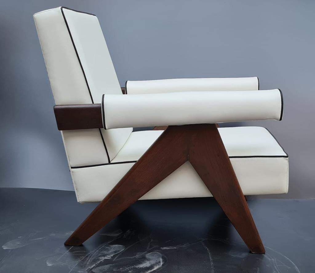 Rare et authentique paire de chaises de Pierre Jeanneret. Modèle numéro PJ-SI-32A en cuir italien souple, années 1950. Numéro de modèle PJ-SI-32A. La patine originale du bois a été laissée intacte et non restaurée. Il est seulement essuyé avec un