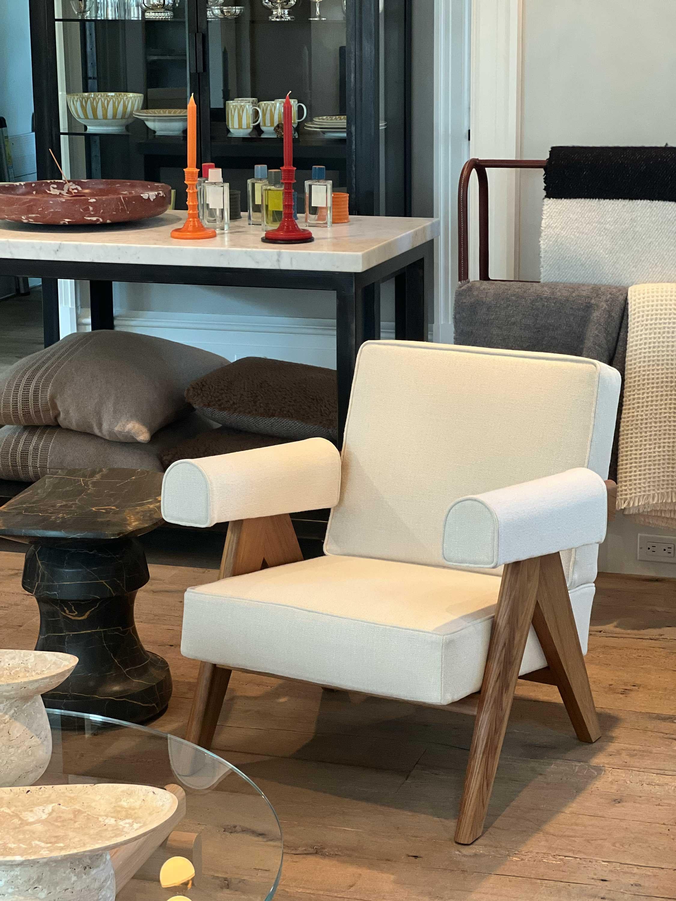 La Poltrona 053 Capitol Complex fa parte della collezione Hommage à Pierre Jeanneret di Cassina. È stato incluso nell'arredamento delle sale riunioni del complesso di Le Corbusier a Chandigarh, in India. Questa poltrona è sostenuta da una struttura
