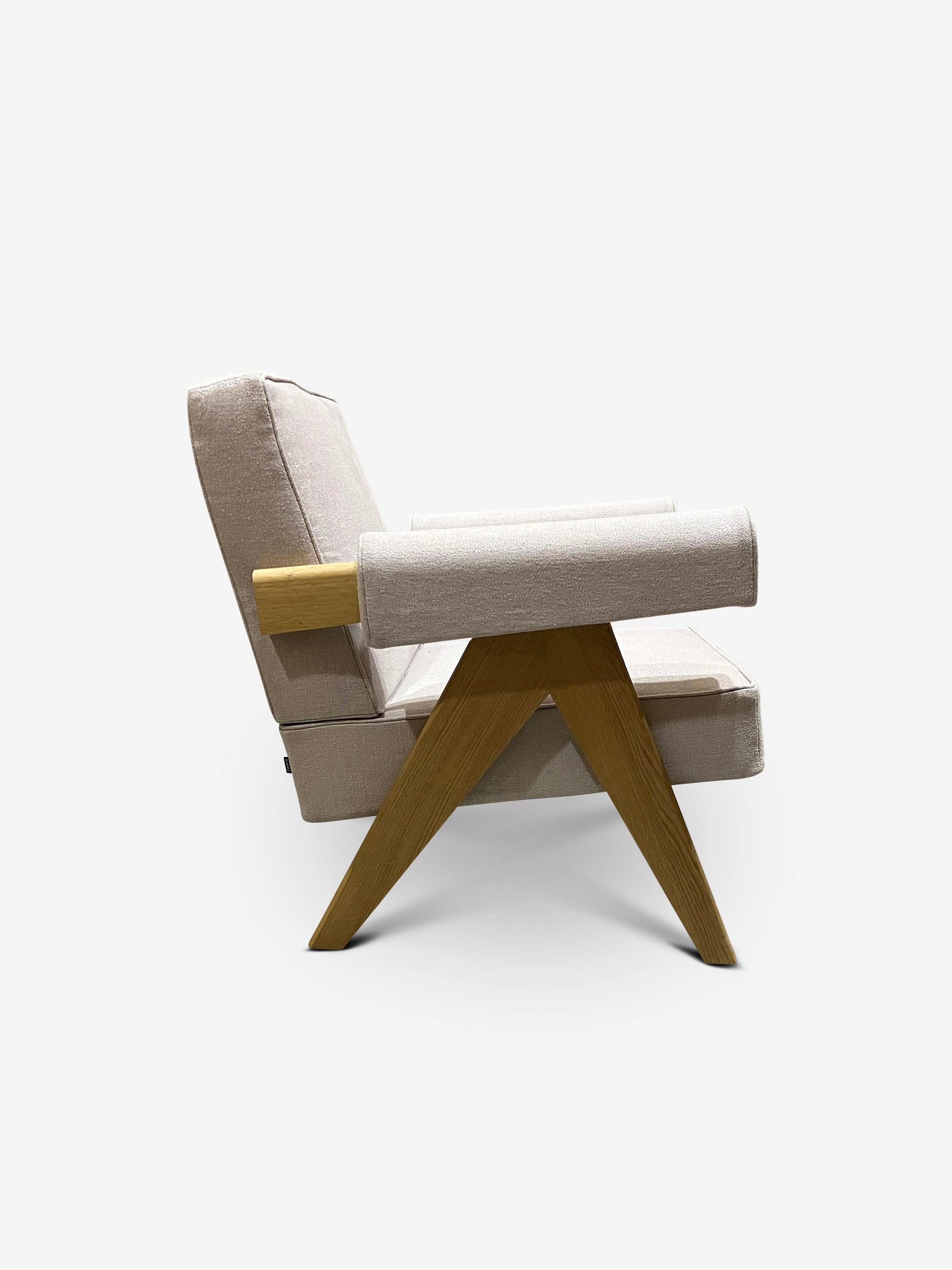 Tessuto Coppia di poltrone Pierre Jeanneret 1960 Capitol Complex in Oak Lipari in vendita