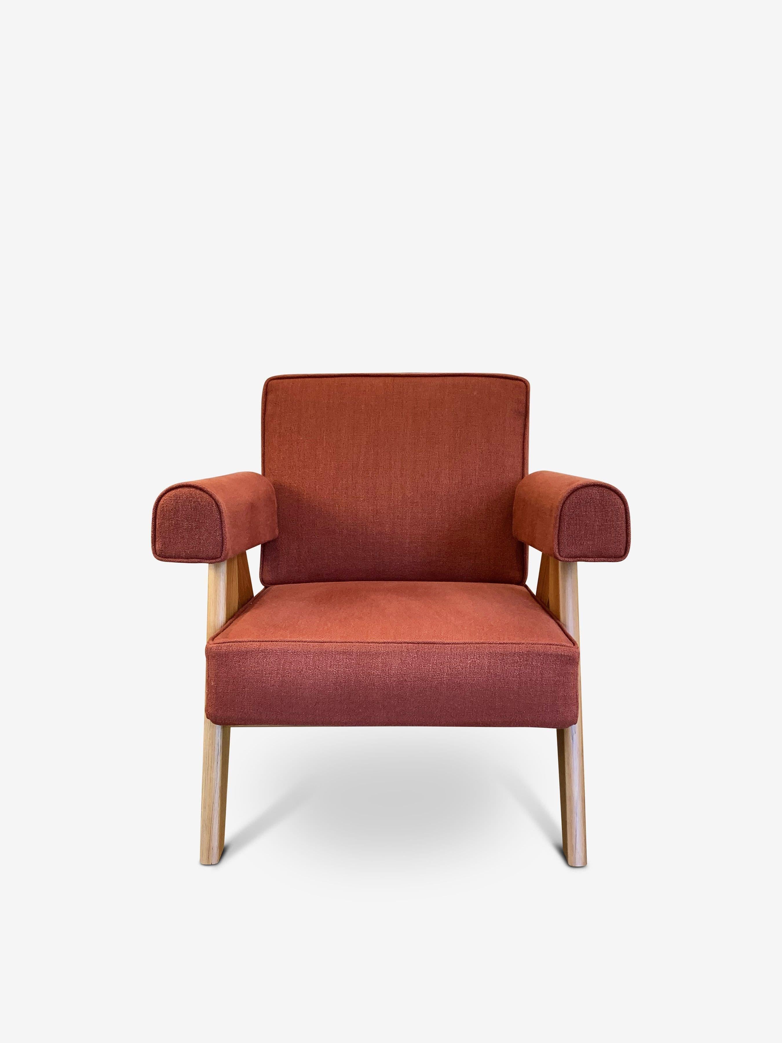 Esta exquisita pareja de Sillones Complejos Capitol 1960 de Pierre Jeanneret en Lípari Reggine desprende sofisticación clásica con un toque contemporáneo. Tapizadas en un exuberante tejido, estas sillas proporcionan la máxima comodidad y fiabilidad