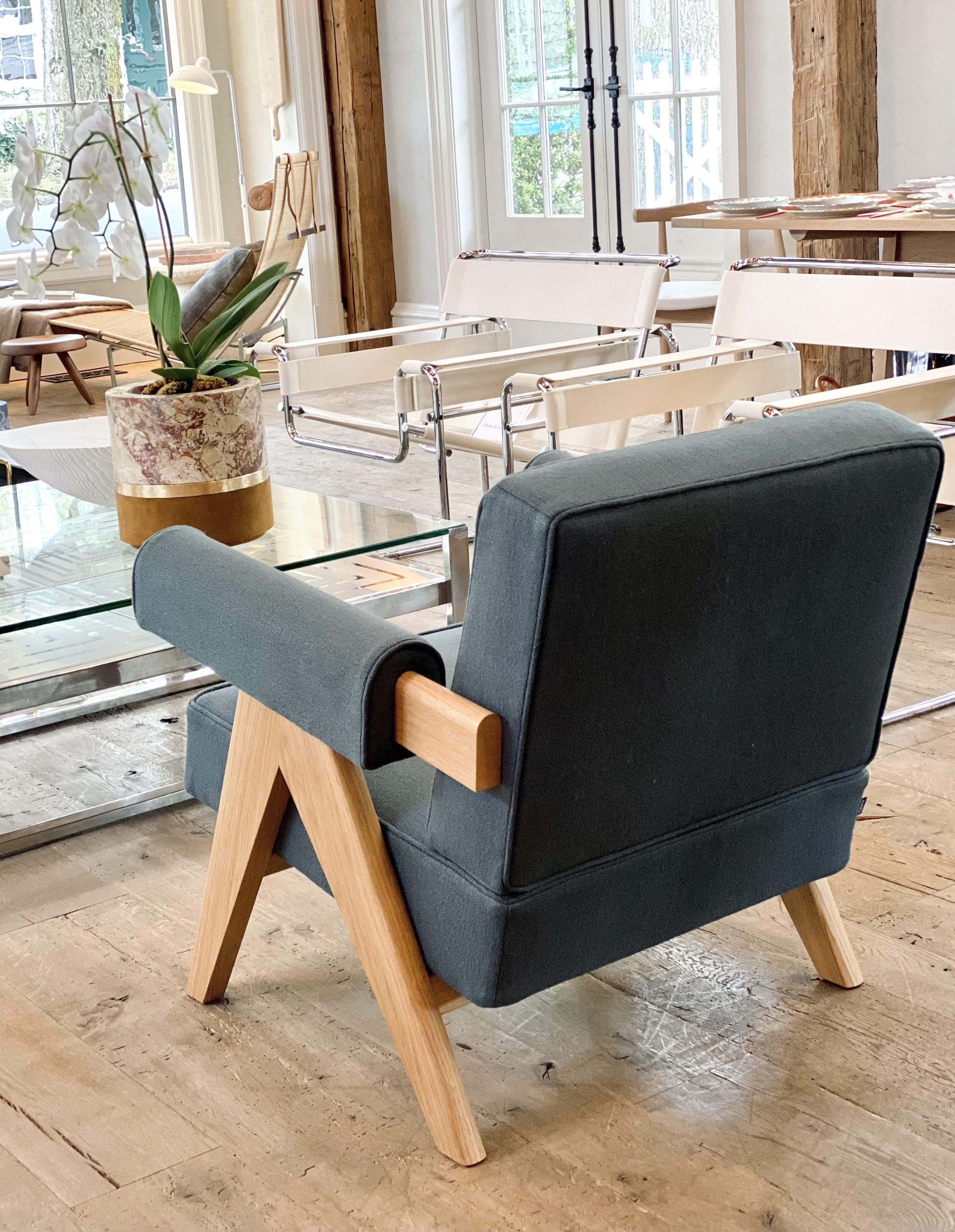 Italiano Coppia di poltrone Pierre Jeanneret 1960 Capitol Complex in Oak con tessuto Jeans in vendita
