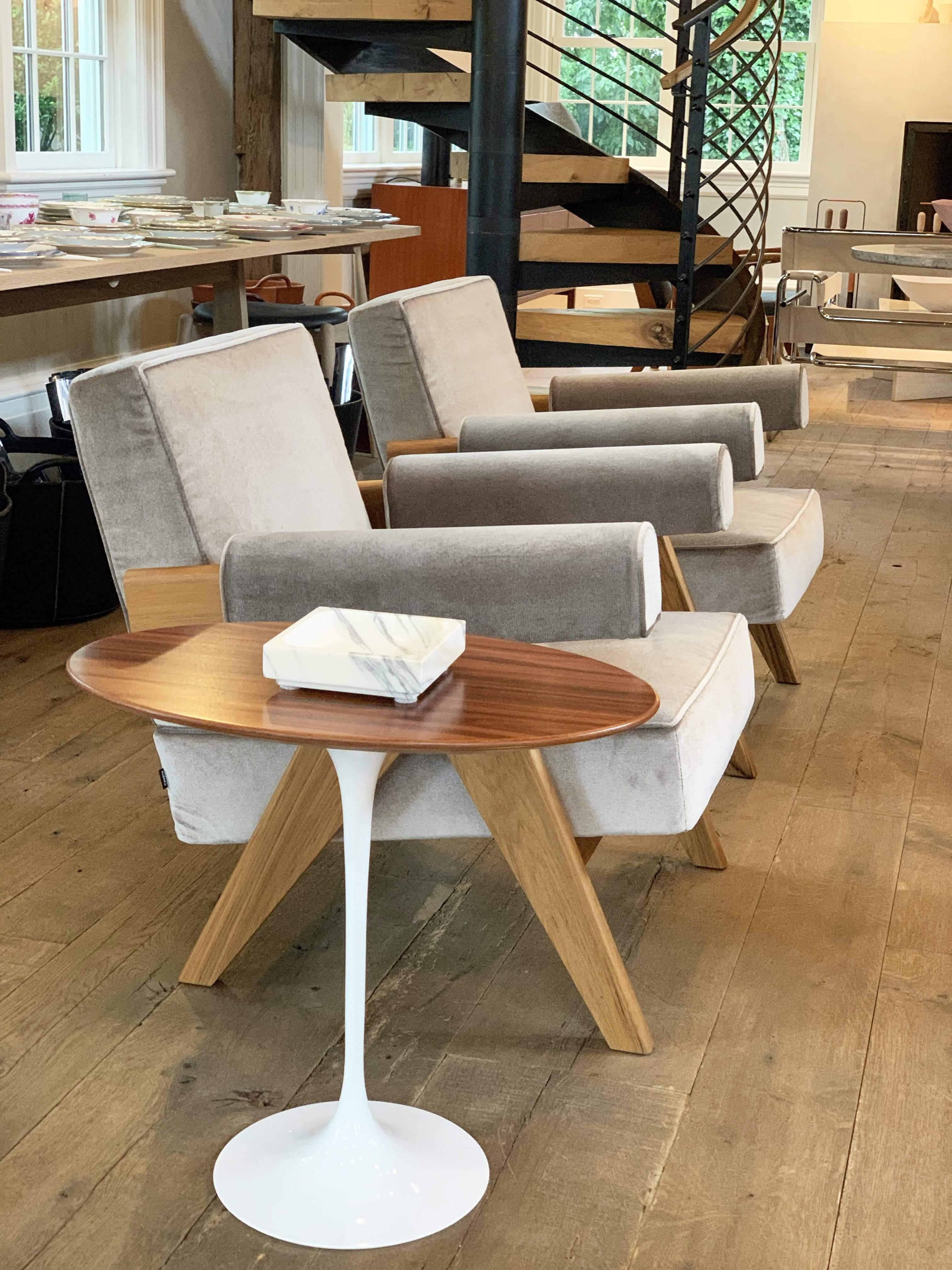 Cette paire de fauteuils Pierre Jeanneret 1960 Capitol Complex Armchair en Osaka Argento est conçue dans un style moderniste emblématique. Fabriqué à partir des meilleurs matériaux et conçu pour durer, il constitue un ajout parfait à toute maison.