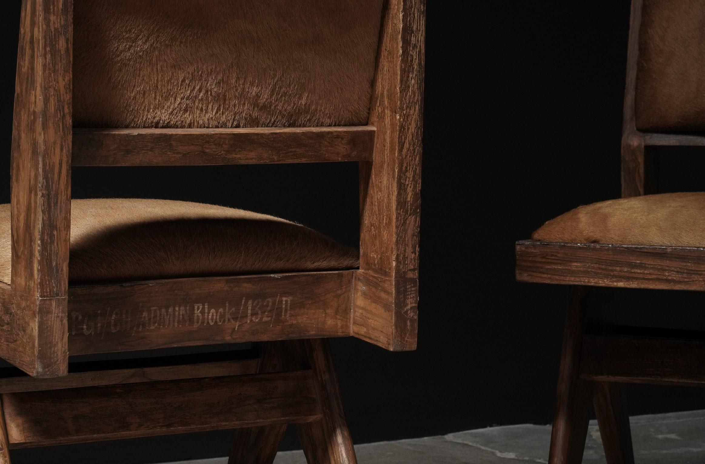 Pierre Jeanneret-Stuhl aus Rindsleder (Indisch) im Angebot
