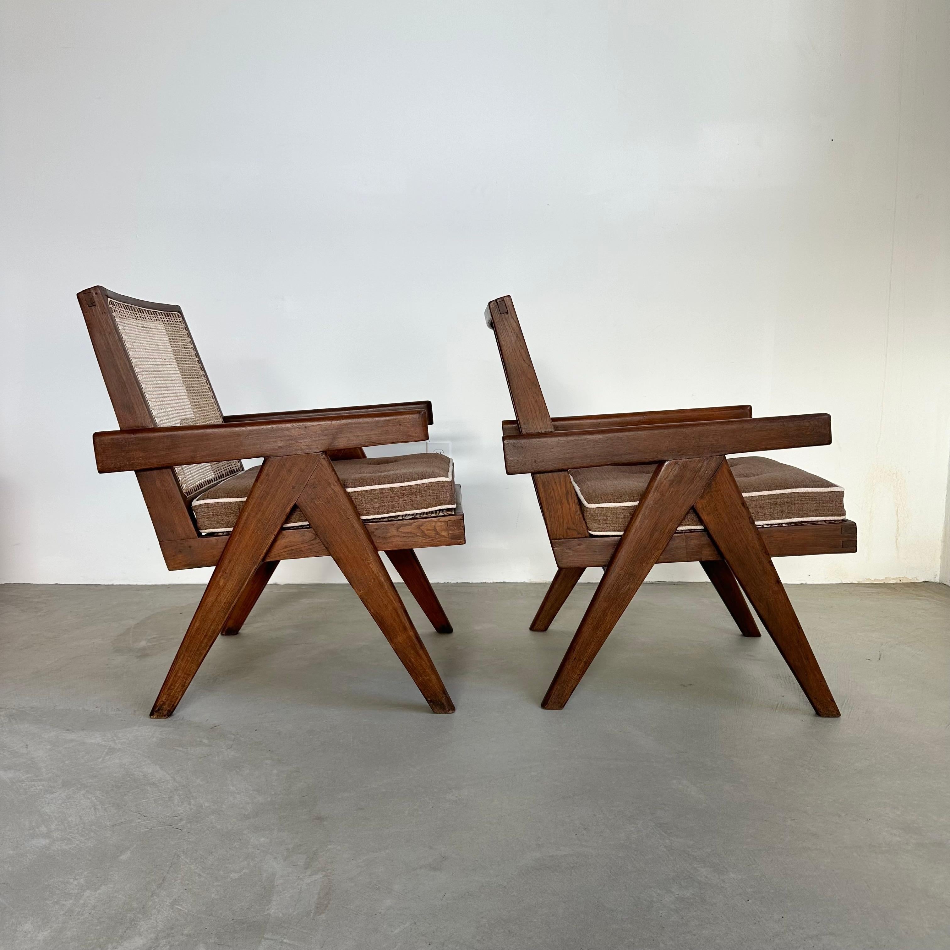 Indiano Coppia di poltrone Pierre Jeanneret, 1950 Chandigarh in vendita