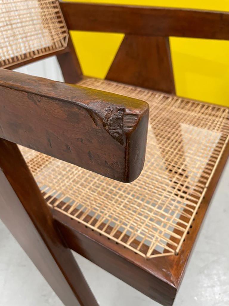 Indien Paire de fauteuils Pierre Jeanneret avec rares marques de pochoir en vente