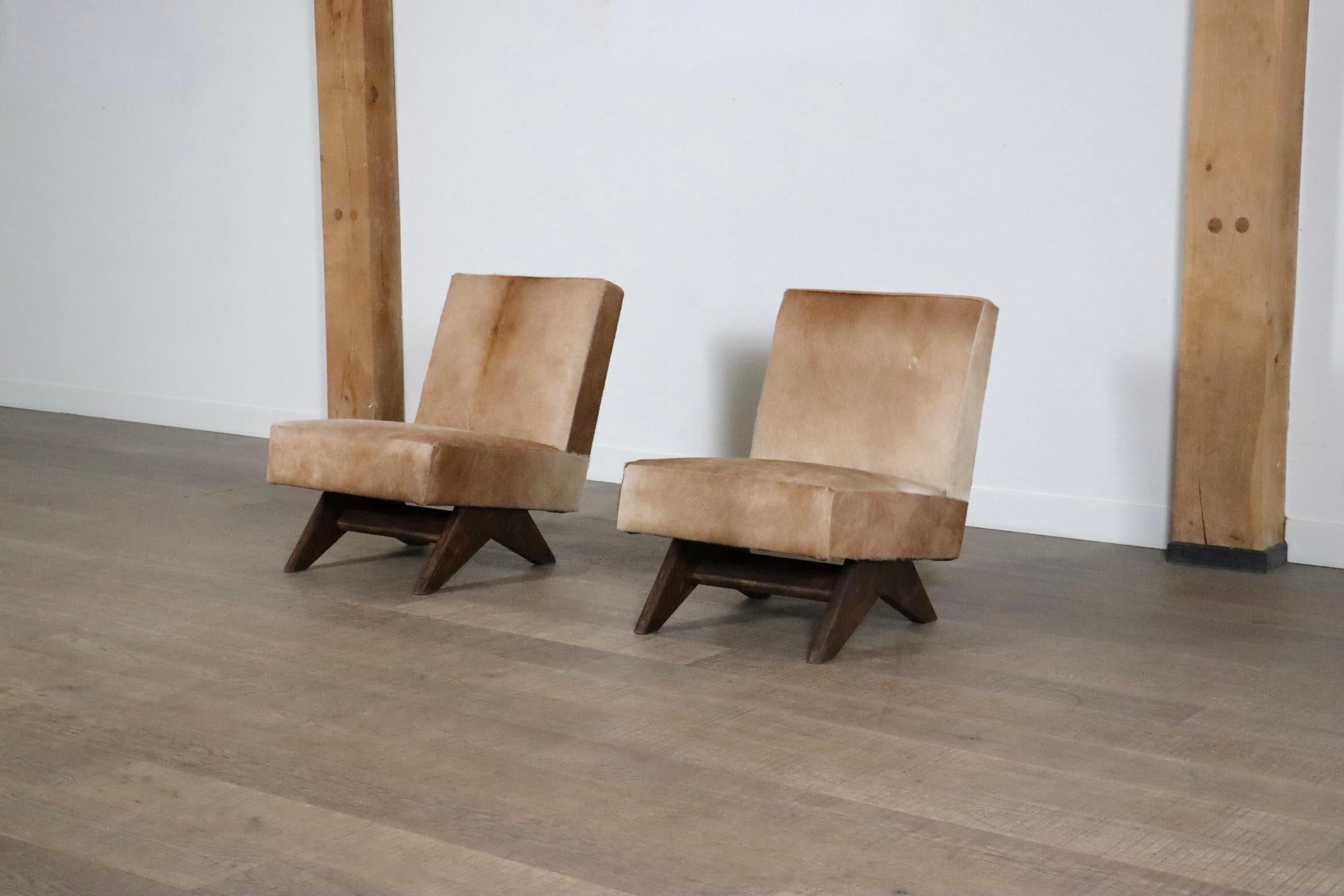Cuir de vache Paire de chaises 'Fireside' de Pierre Jeanneret, modèle No. PJ-SI-36-A en vente