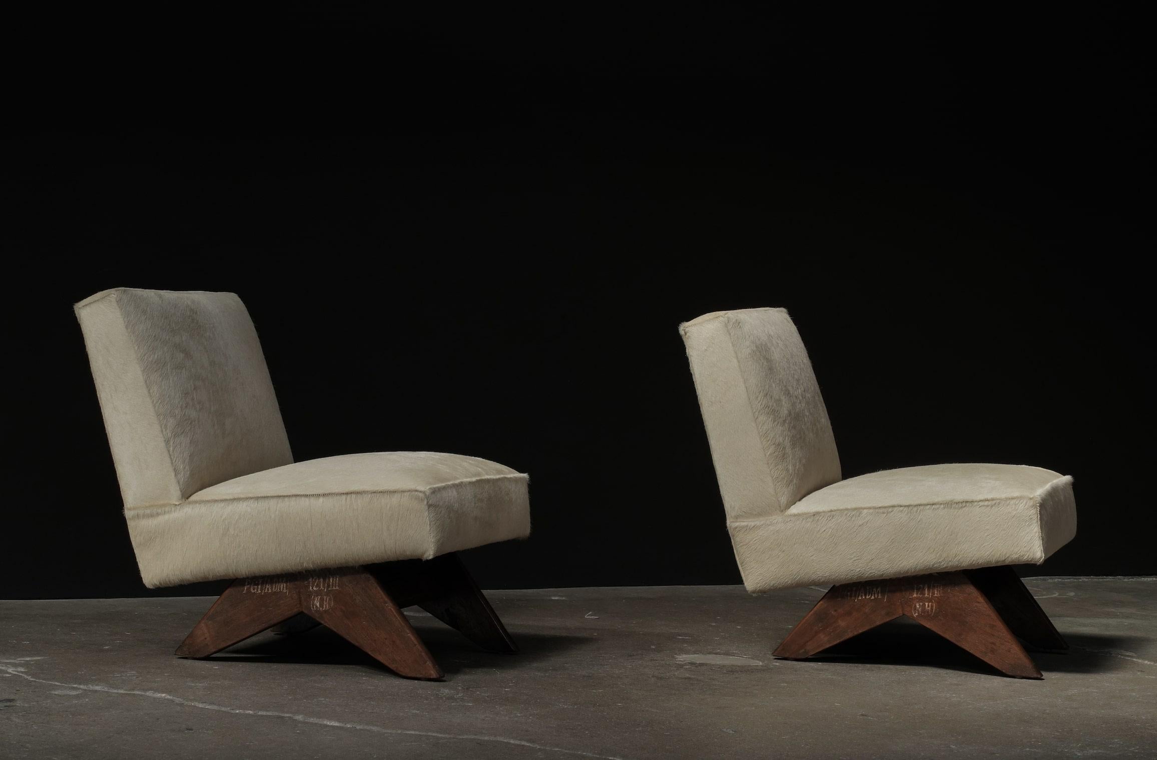 Indian Pair of Pierre Jeanneret Fireside Lounge Chairs in Ecru Cowhide For Sale