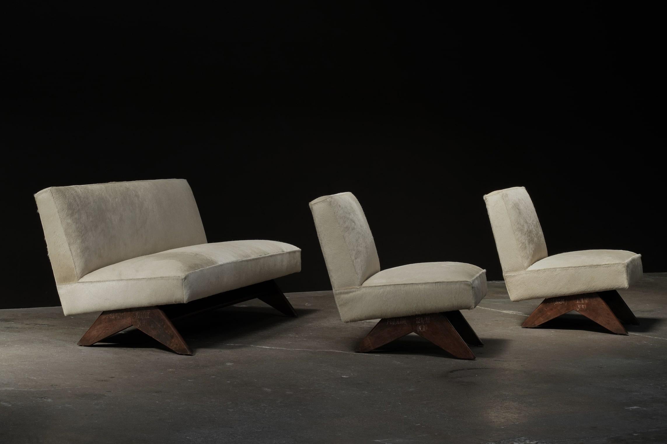Milieu du XXe siècle Paire de chaises longues de cheminée Pierre Jeanneret en cuir de vache écru en vente