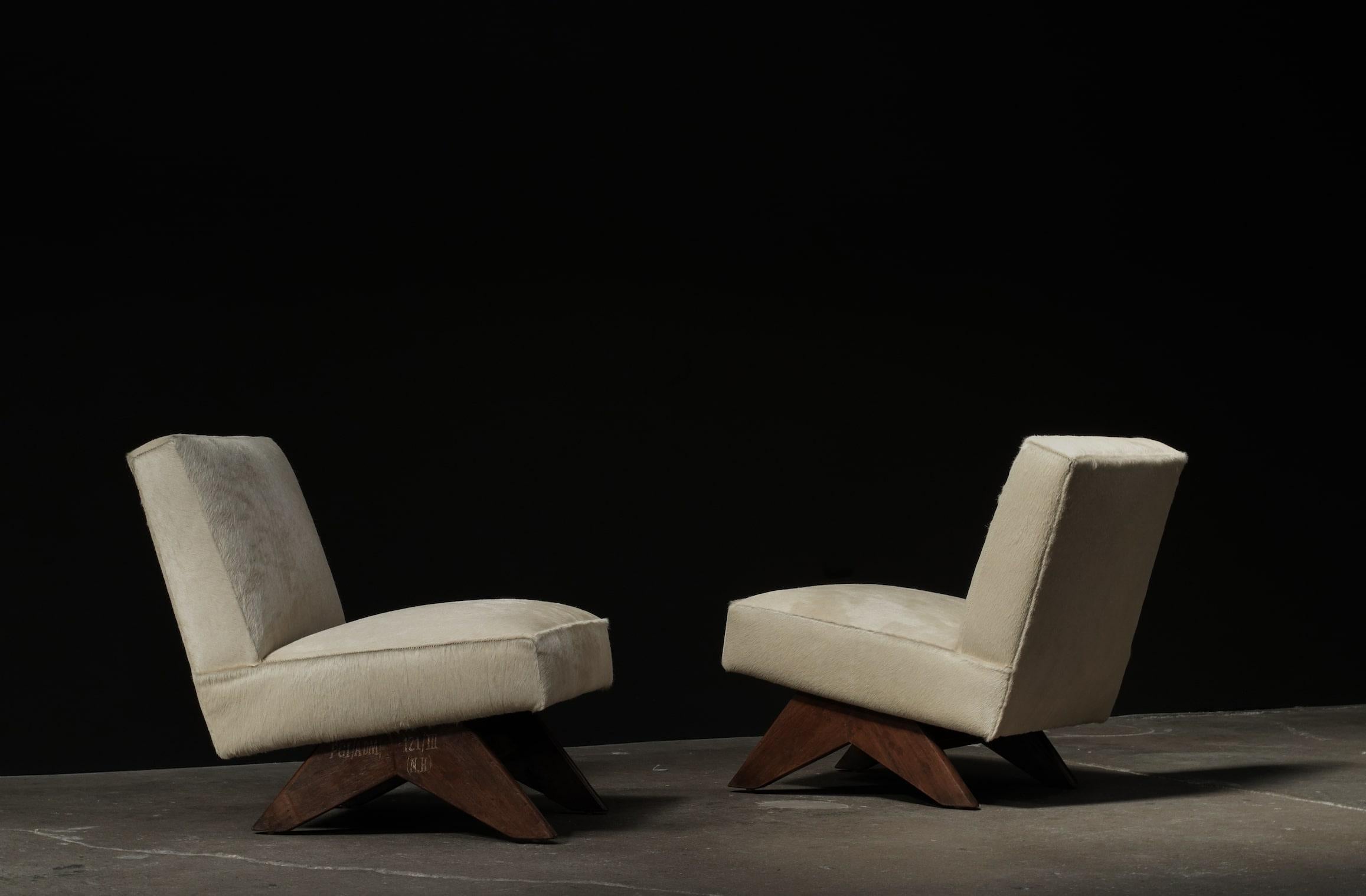 Pair of Pierre Jeanneret Fireside Lounge Chairs in Ecru Cowhide For Sale 1