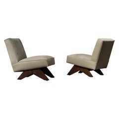 Paire de chaises longues de cheminée Pierre Jeanneret en cuir de vache écru