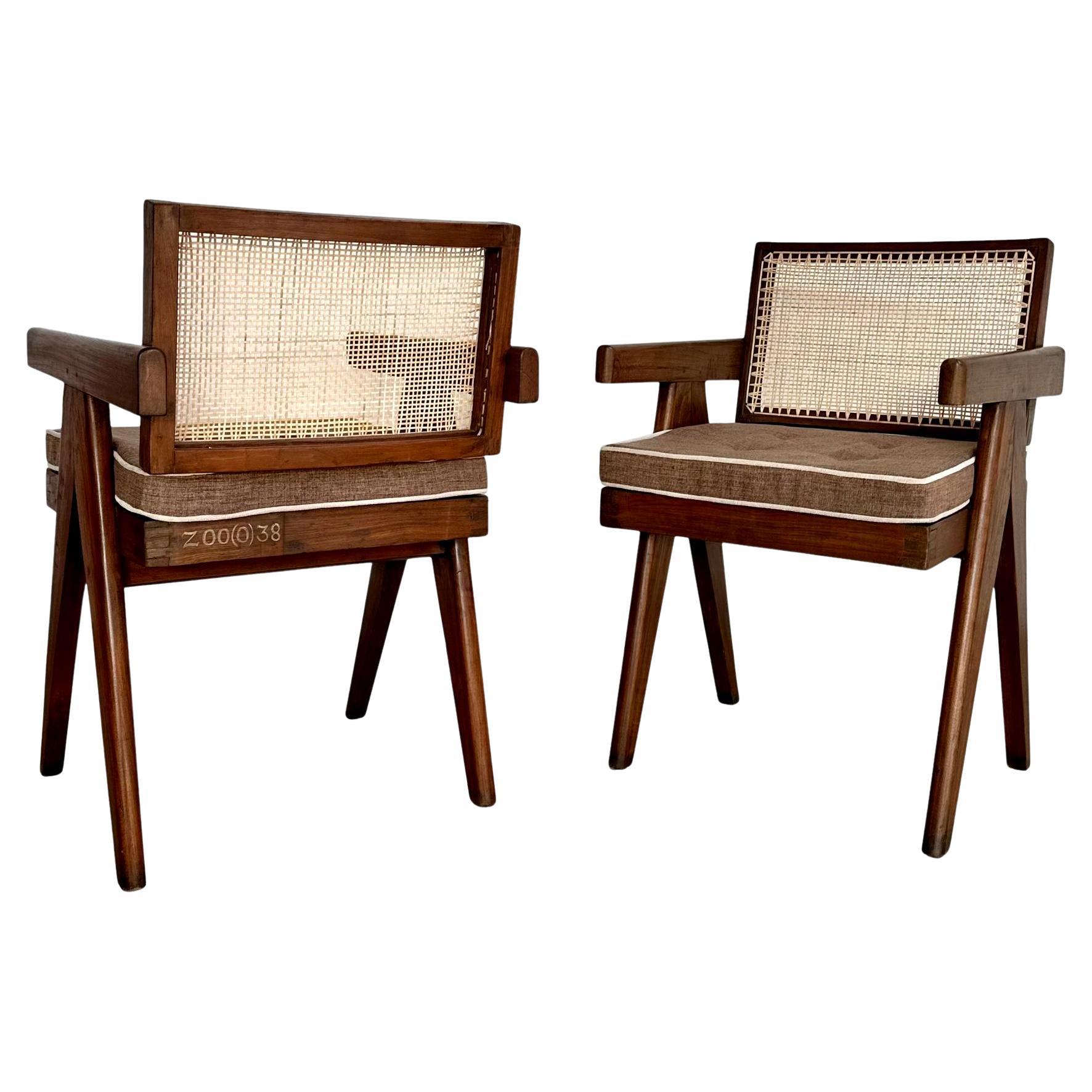 Pareja de sillas de oficina Pierre Jeanneret con respaldo flotante y patas en V, años 50 Chandigarh