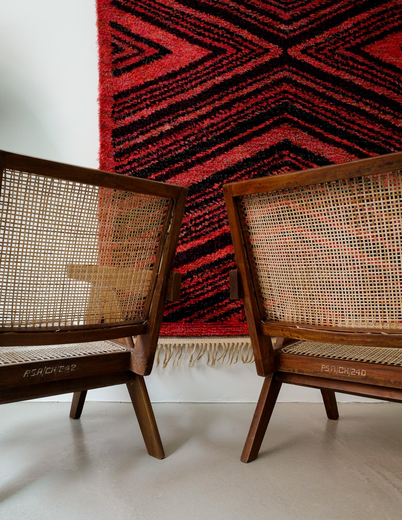 Milieu du XXe siècle Paire de fauteuils en teck du milieu du siècle de Pierre Jeanneret, fabriqués en Inde, 1950