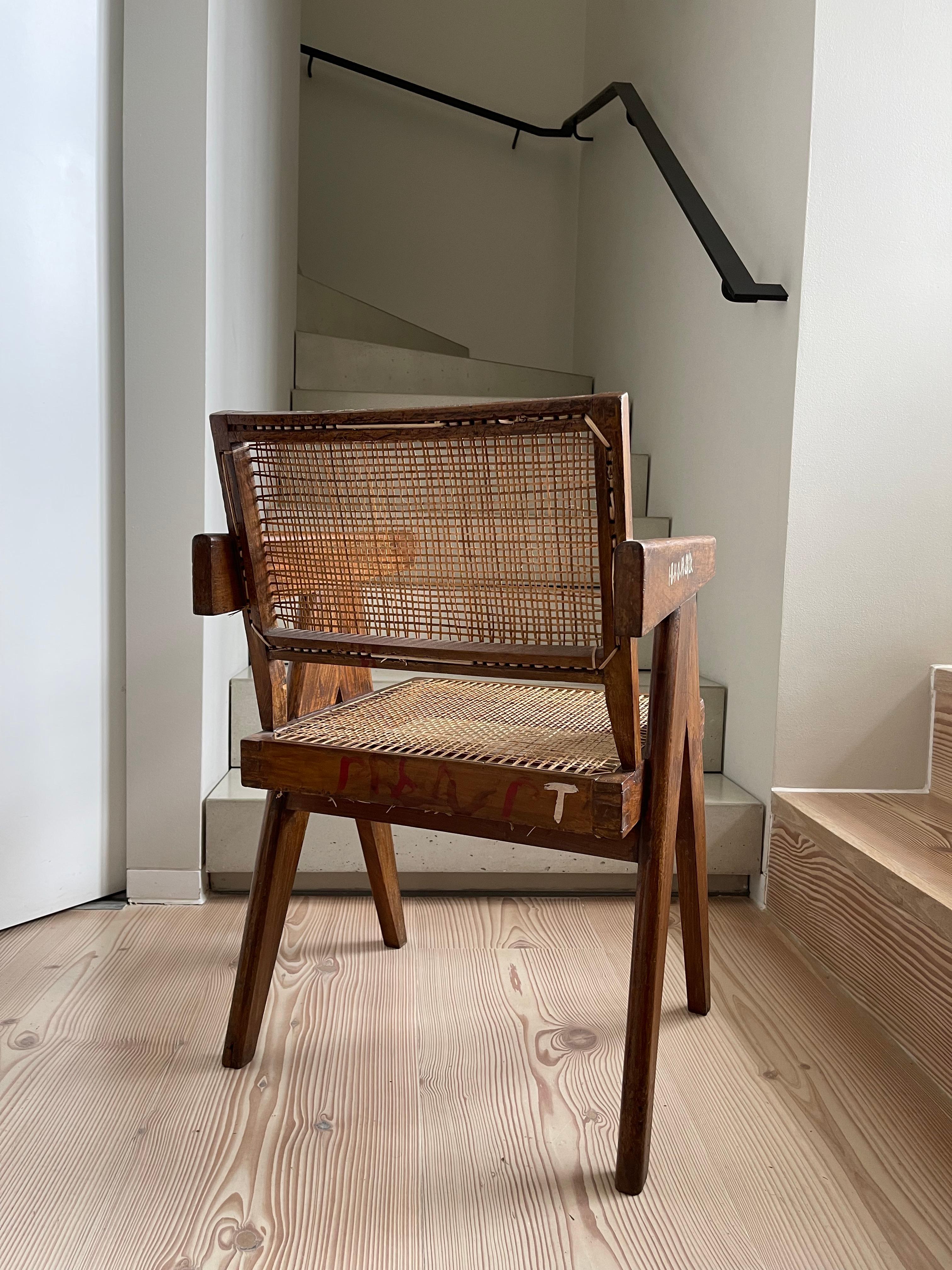 Mid-Century Modern Paire de chaises de bureau Pierre Jeanneret avec rares marques de pochoir en vente