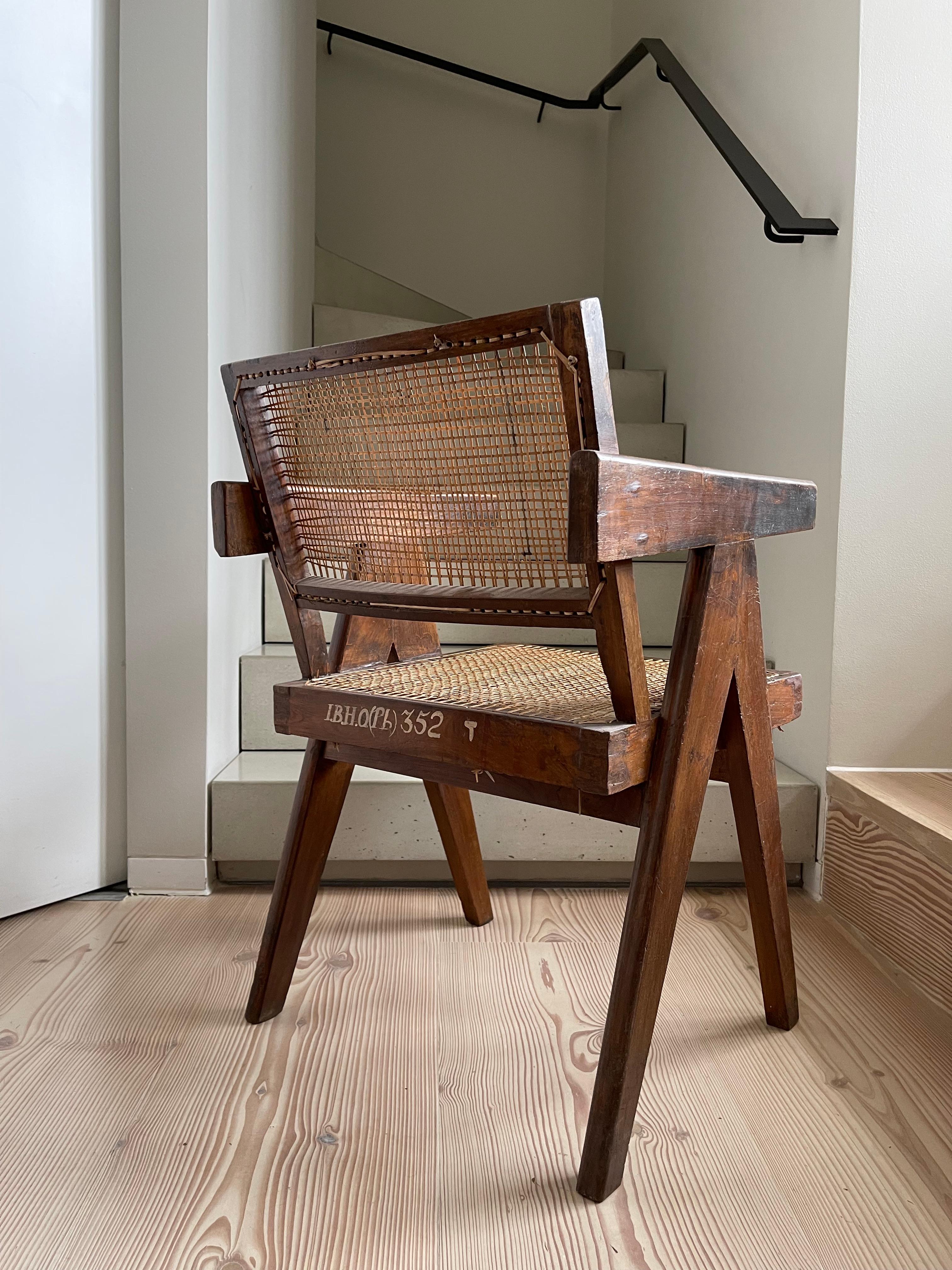 Indien Paire de chaises de bureau Pierre Jeanneret avec rares marques de pochoir en vente