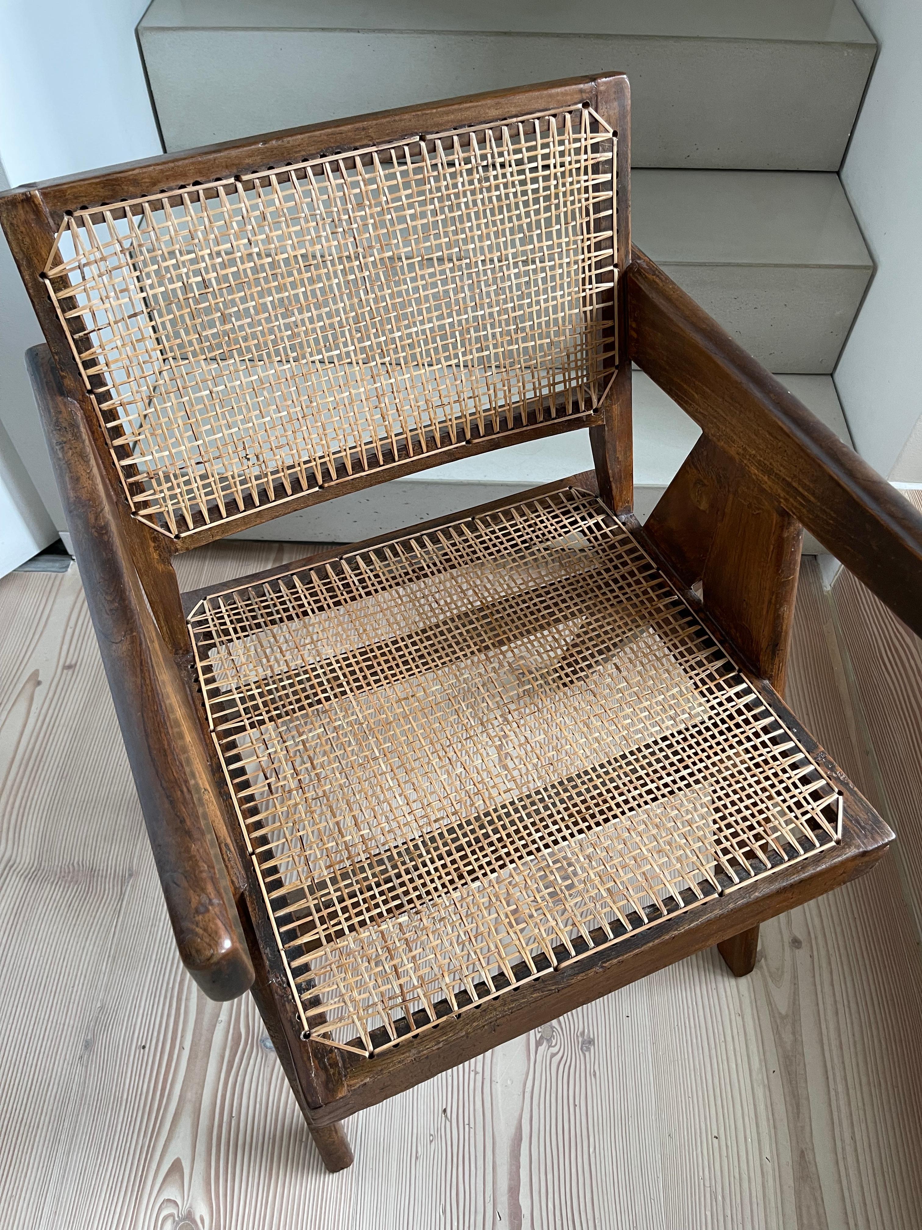 Paire de chaises de bureau Pierre Jeanneret avec rares marques de pochoir Bon état - En vente à Soho, London, GB