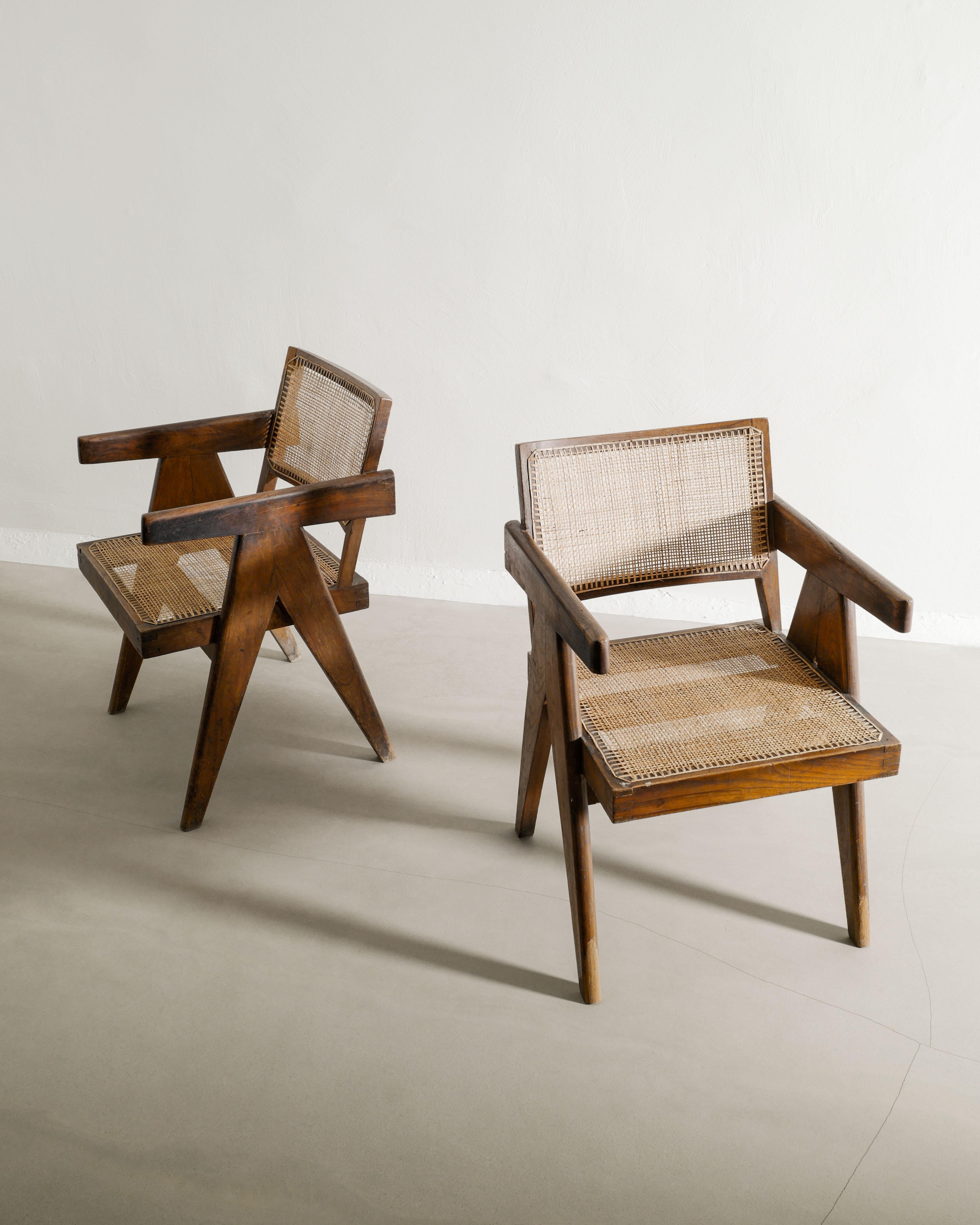 Rara coppia di sedie da ufficio/pranzo in legno di metà secolo in teak e rattan di Pierre Jeanneret prodotte per Chandigarh, India, anni '50. In buone condizioni vintage con patina e scritte in tinta. 

Dimensioni: H: 79 cm / 31,10