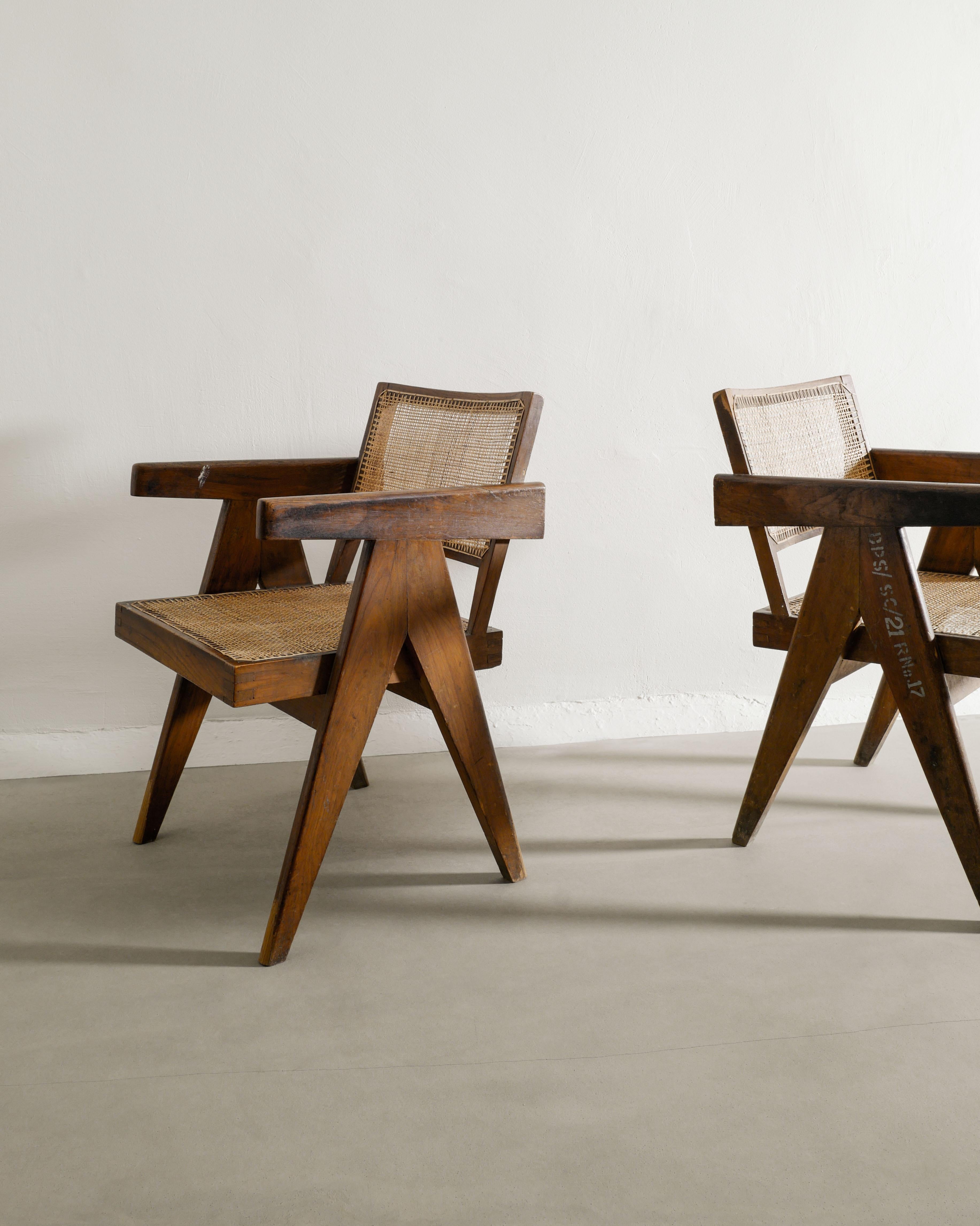Mid-Century moderno Coppia di sedie da pranzo da ufficio in legno di teak e rattan Pierre Jeanneret, India, anni '50 in vendita